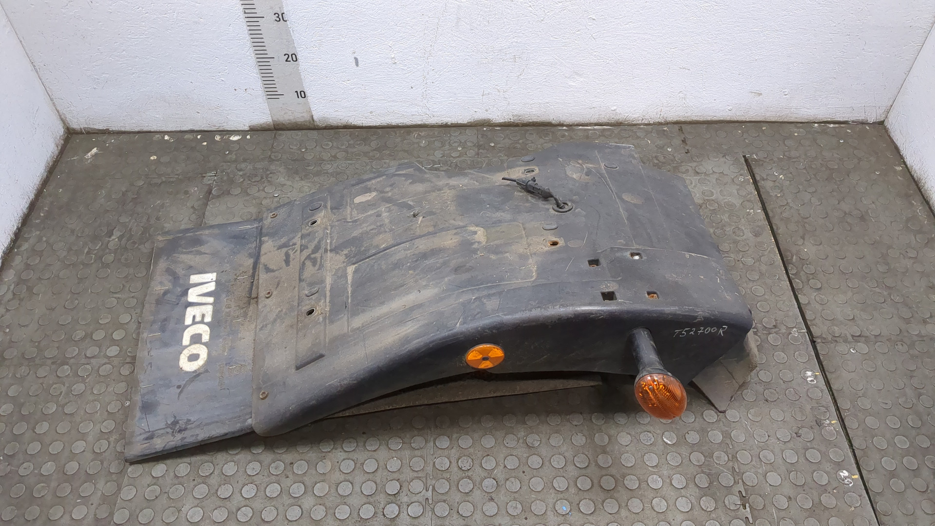 Крыло переднее правое