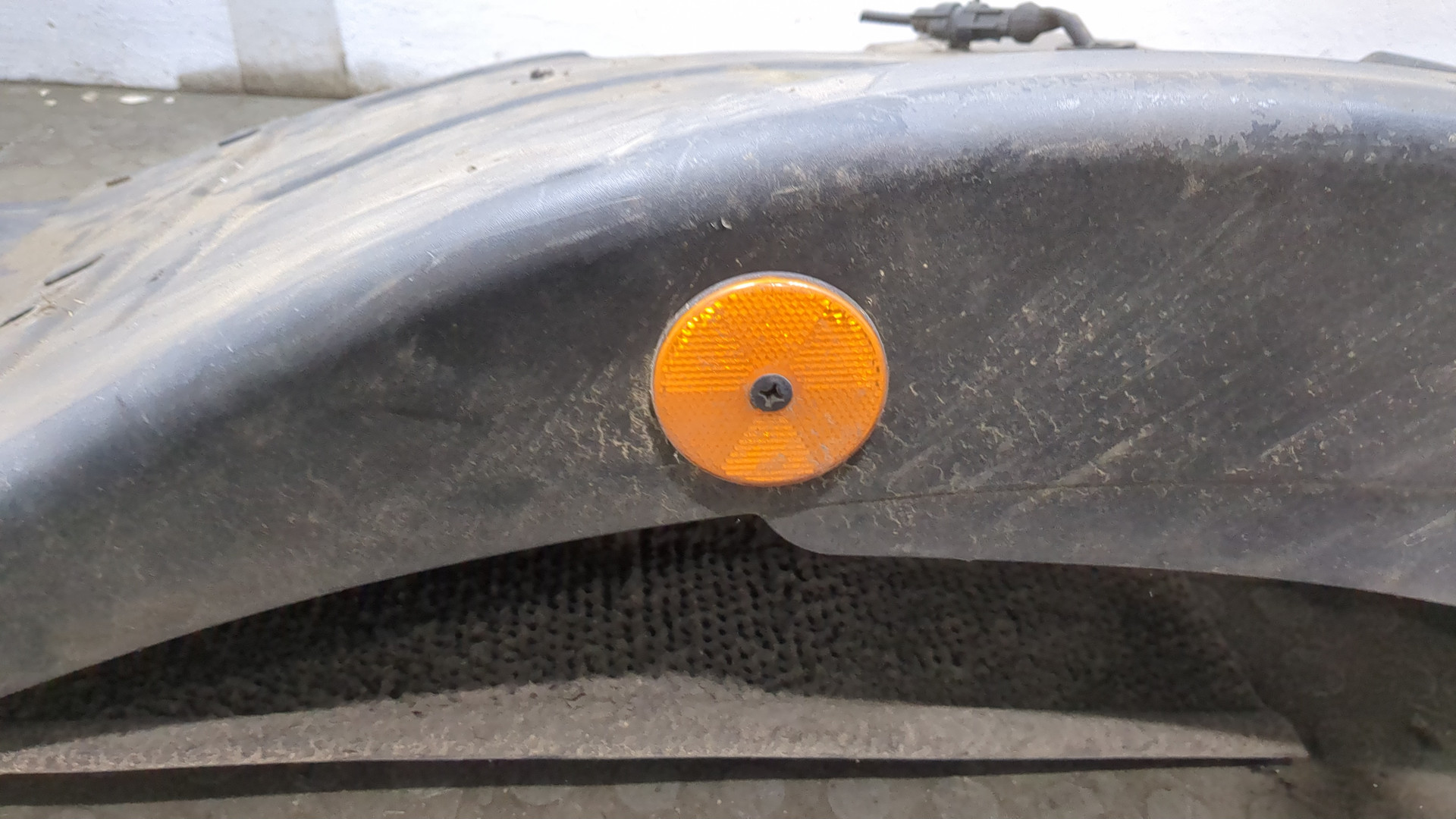 Крыло переднее правое