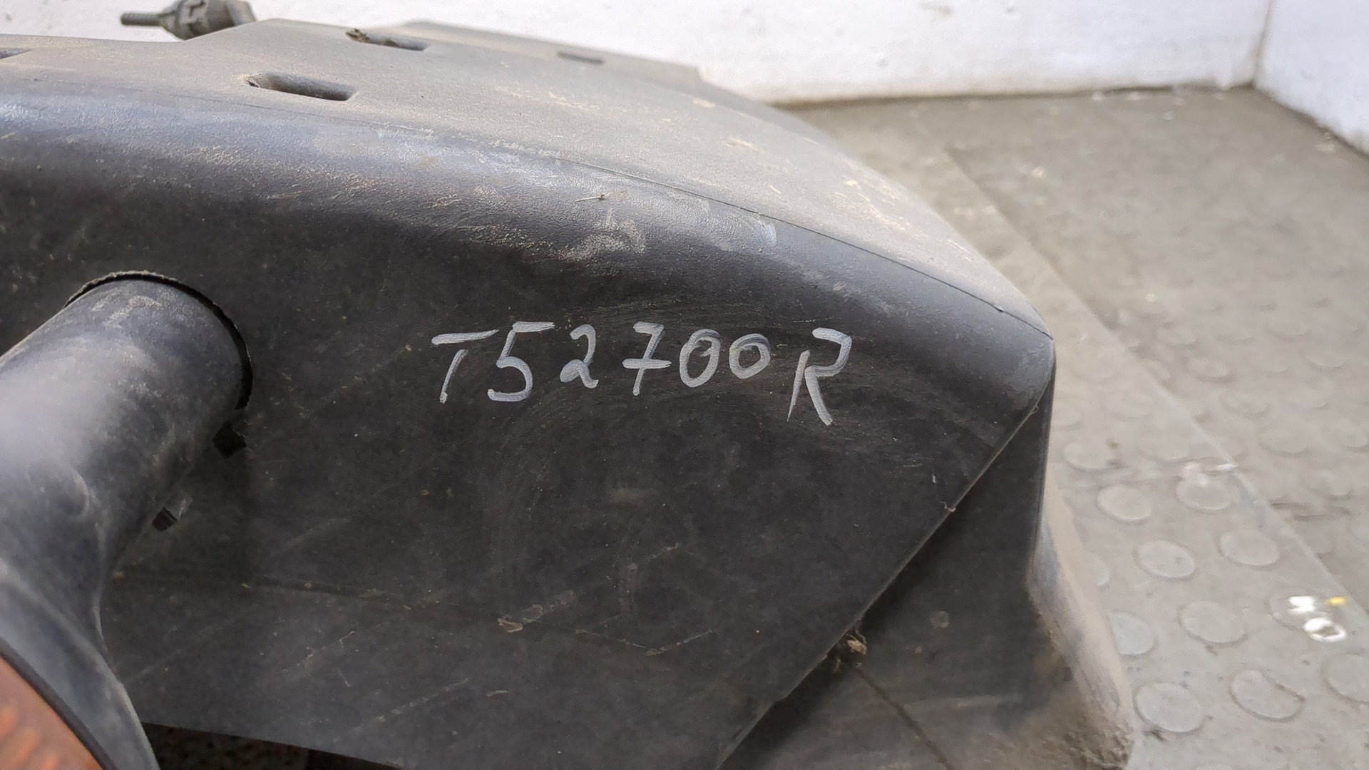 Крыло переднее правое