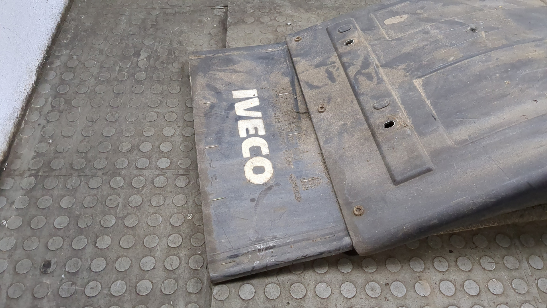 Крыло переднее правое