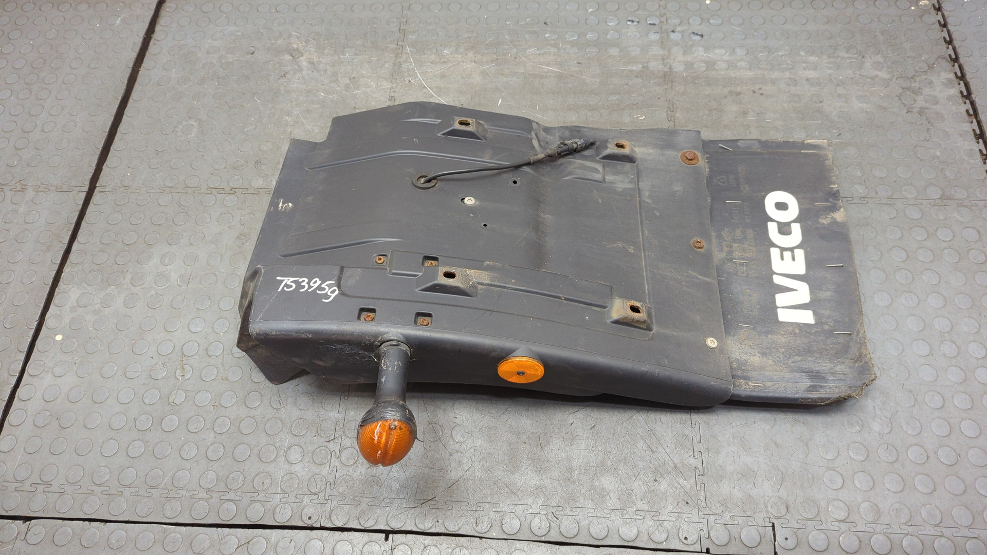 Крыло переднее левое