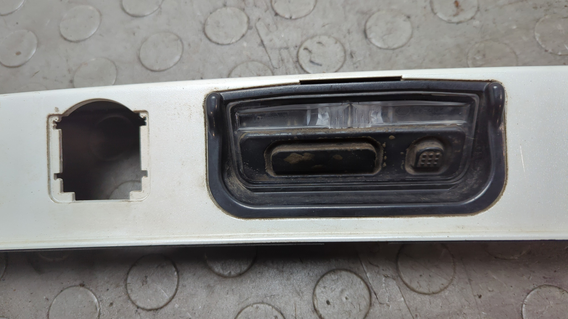 Кнопка открывания багажника