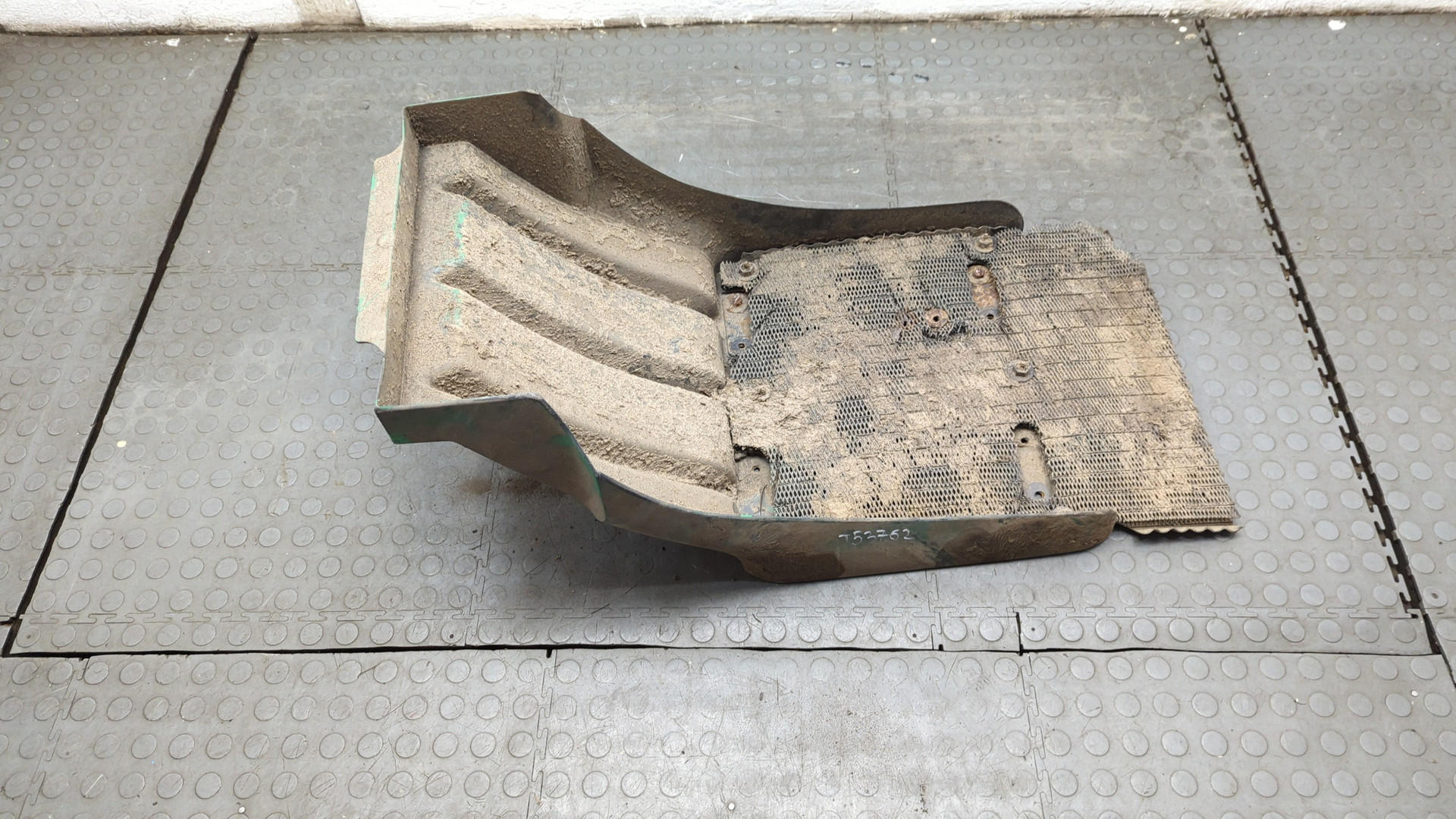 Крыло переднее правое