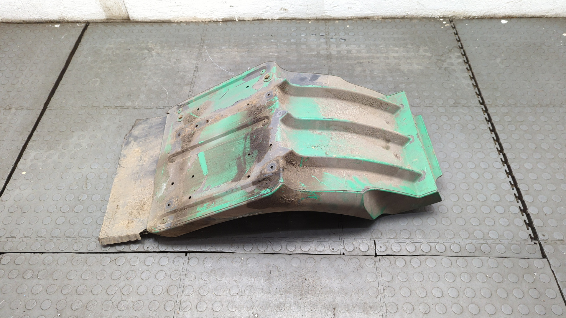 Крыло переднее правое