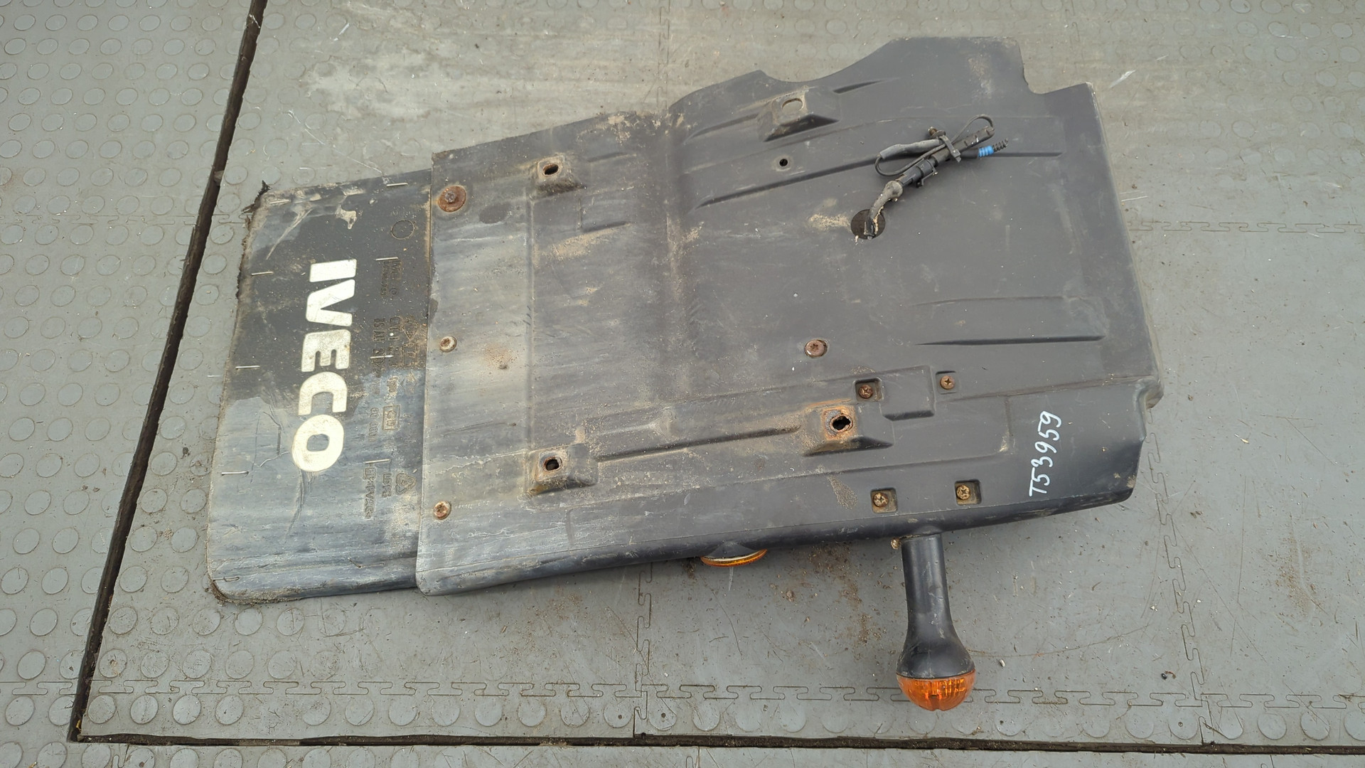 Крыло переднее правое