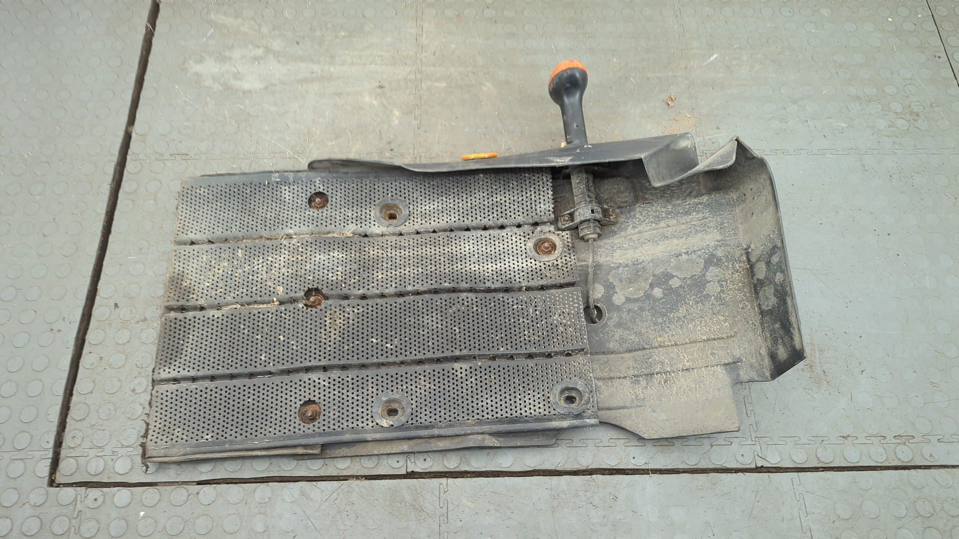 Крыло переднее правое