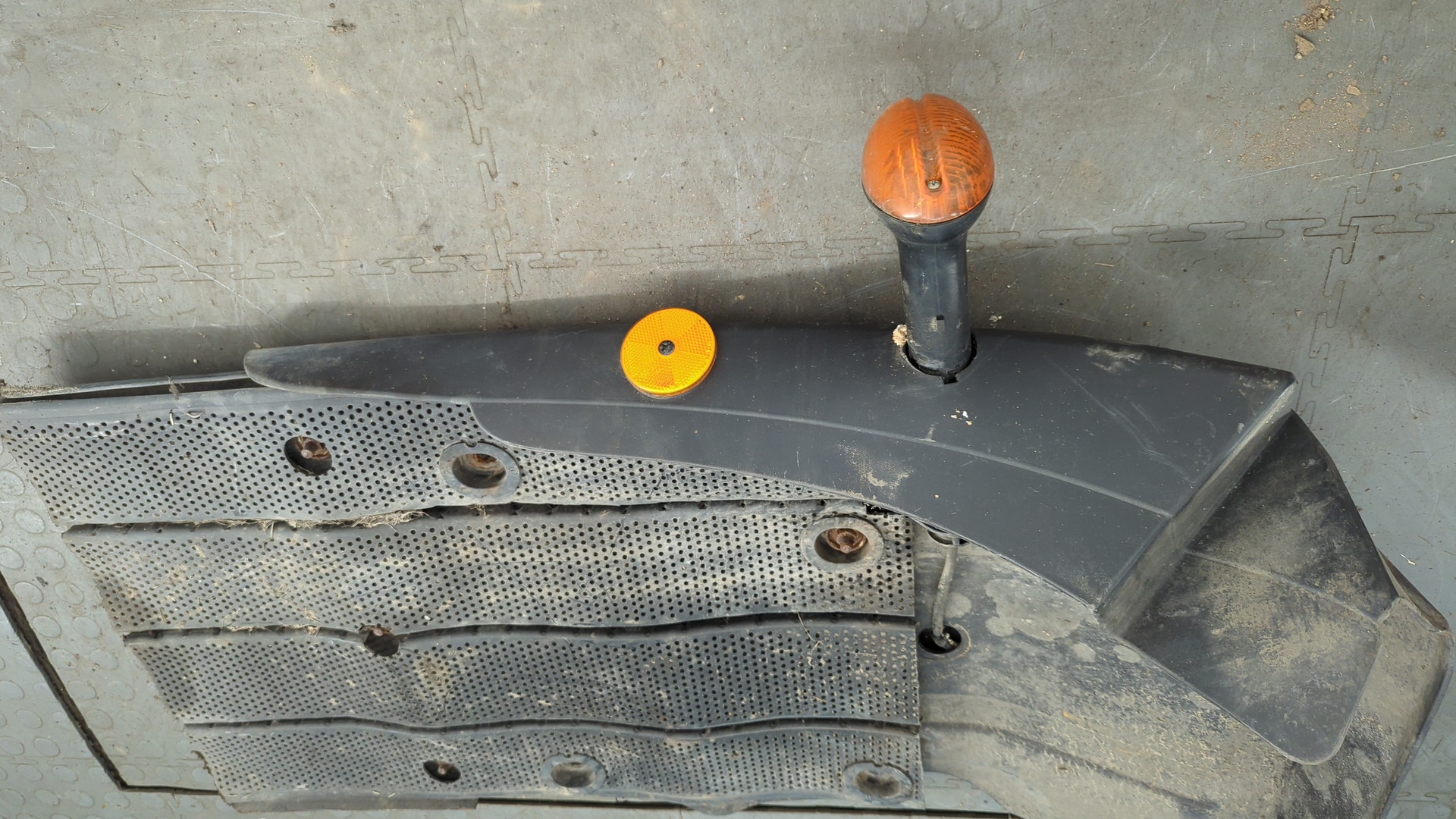 Крыло переднее правое