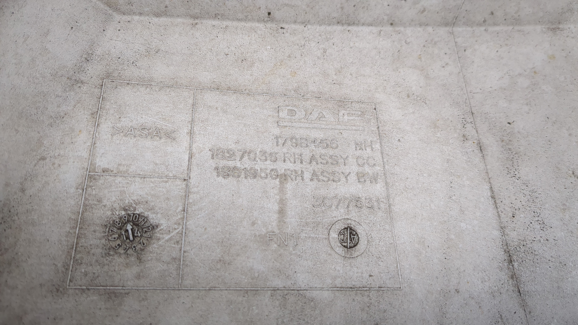 Планка под фару правая