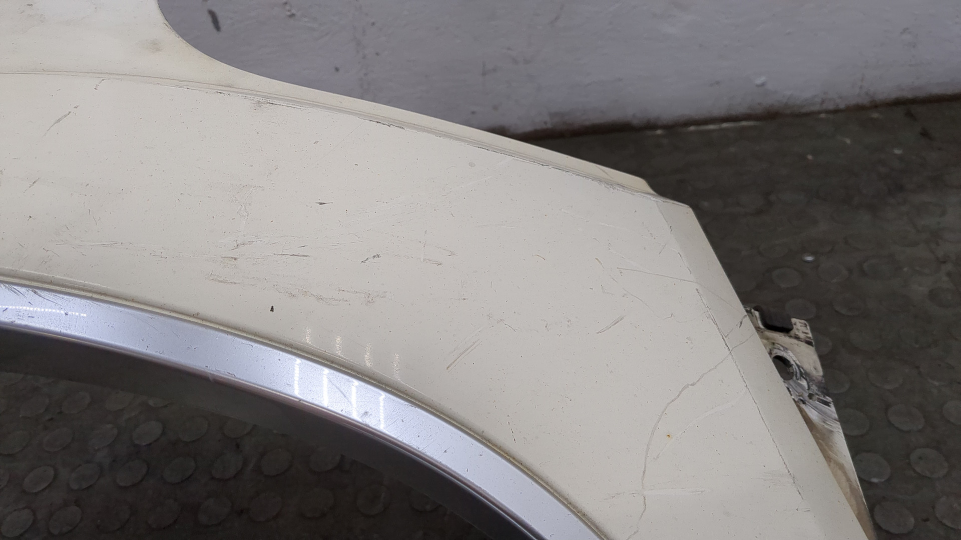 Планка под фару правая