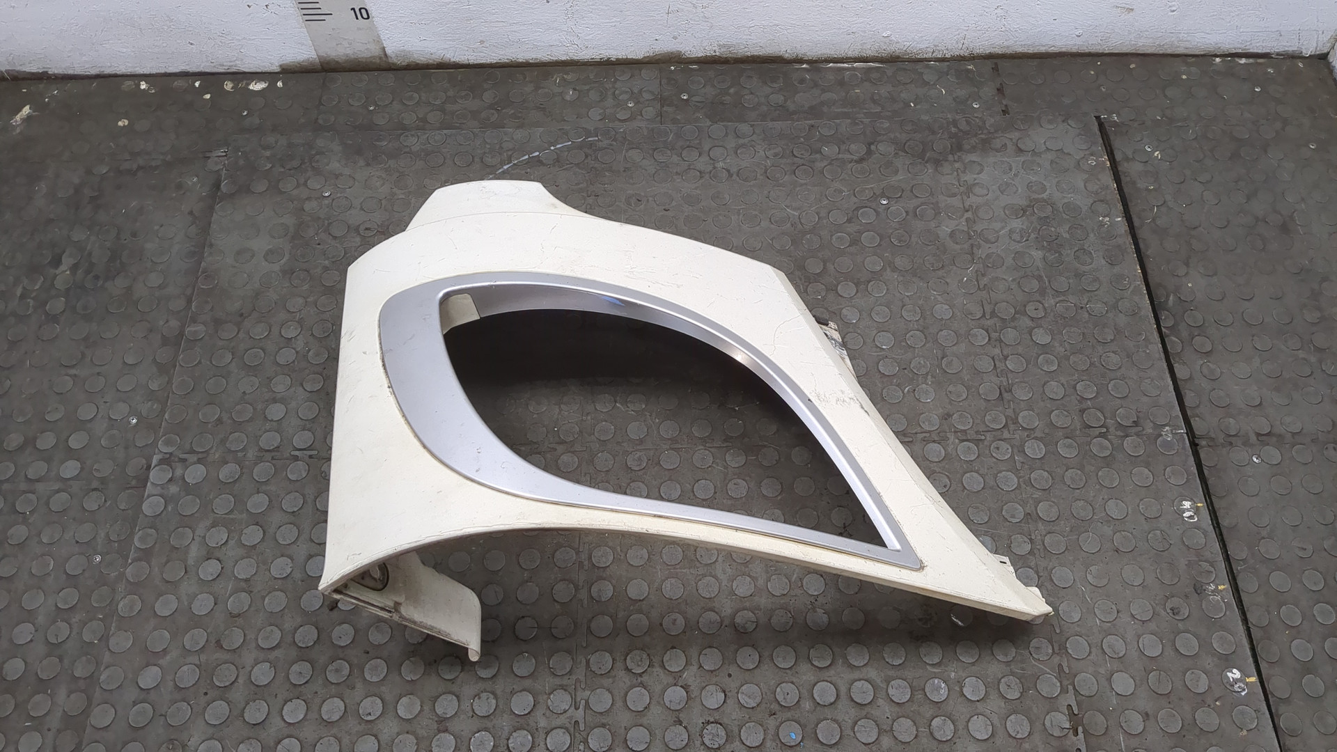 Планка под фару правая