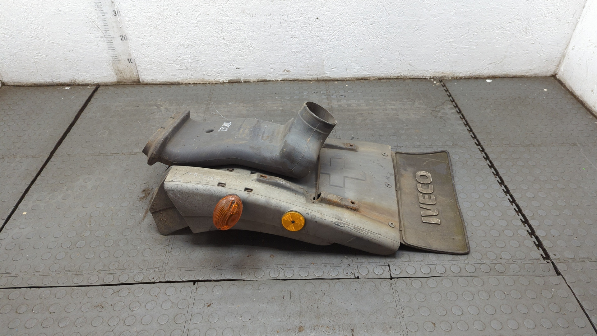 Крыло переднее левое