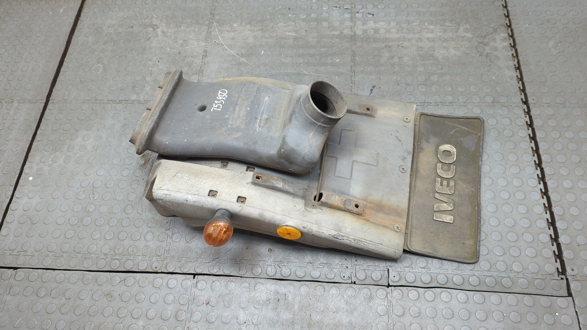 Крыло переднее левое