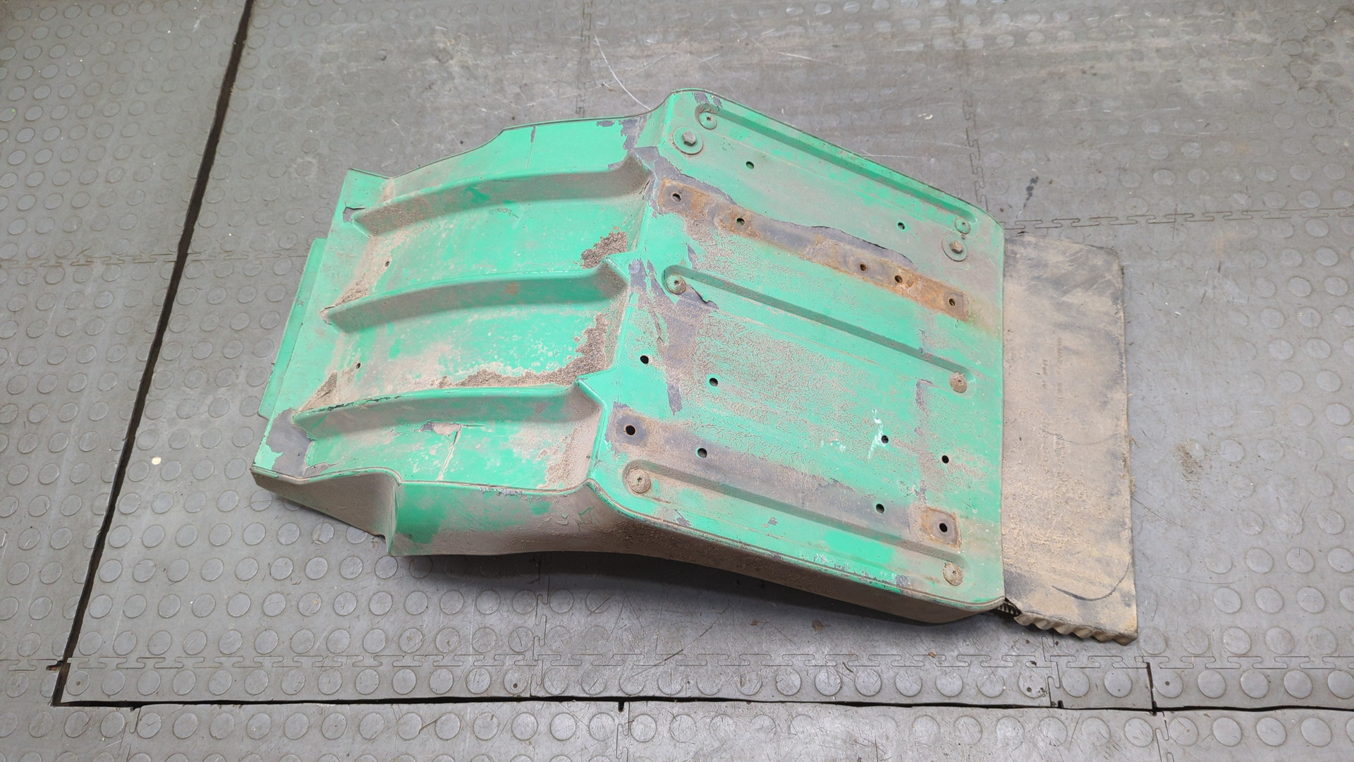 Крыло переднее левое