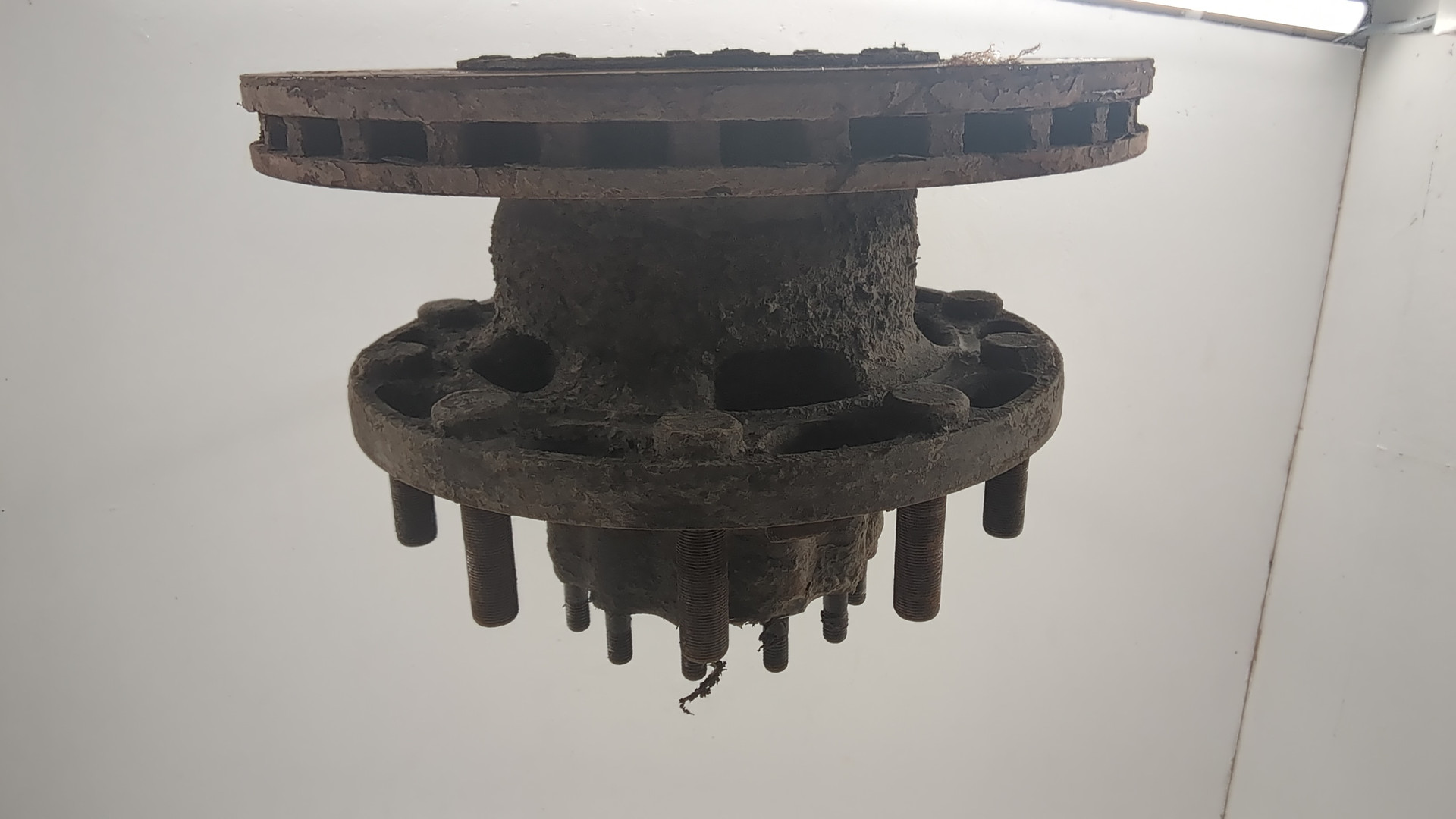 Кулак поворотный задний левый