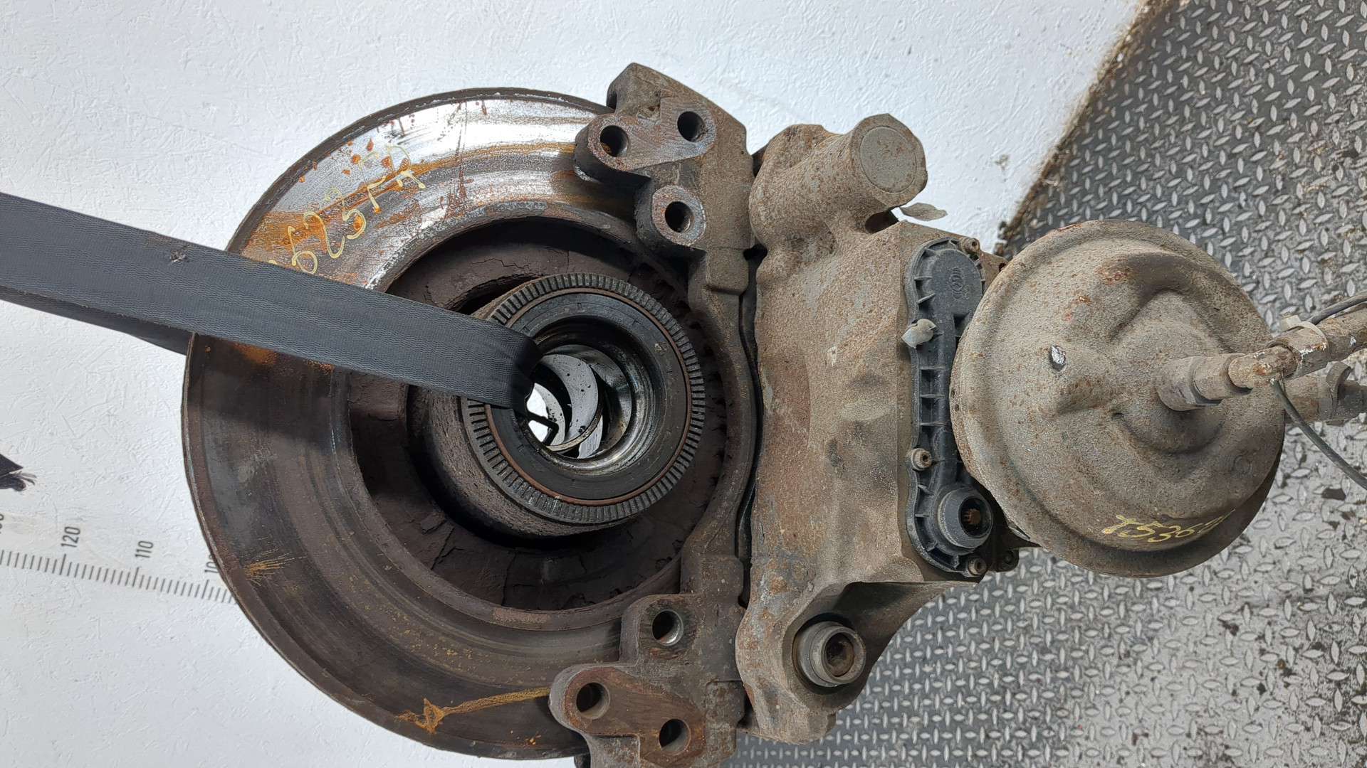 Кулак поворотный передний правый