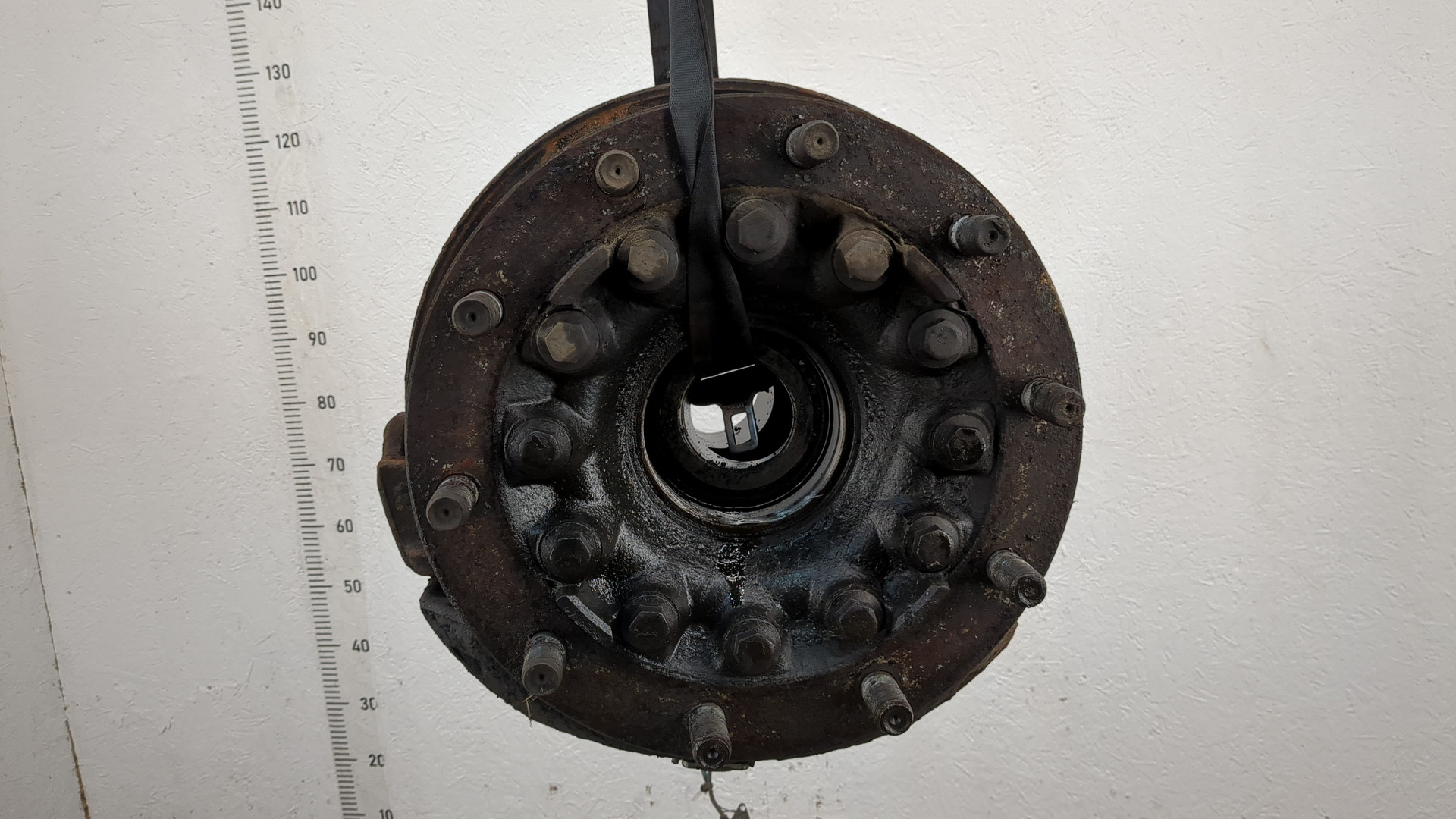 Кулак поворотный передний правый