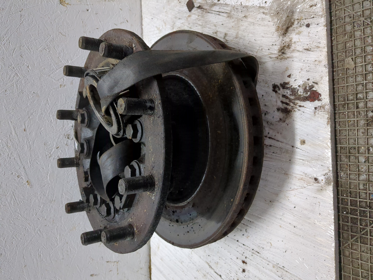 Кулак поворотный передний правый