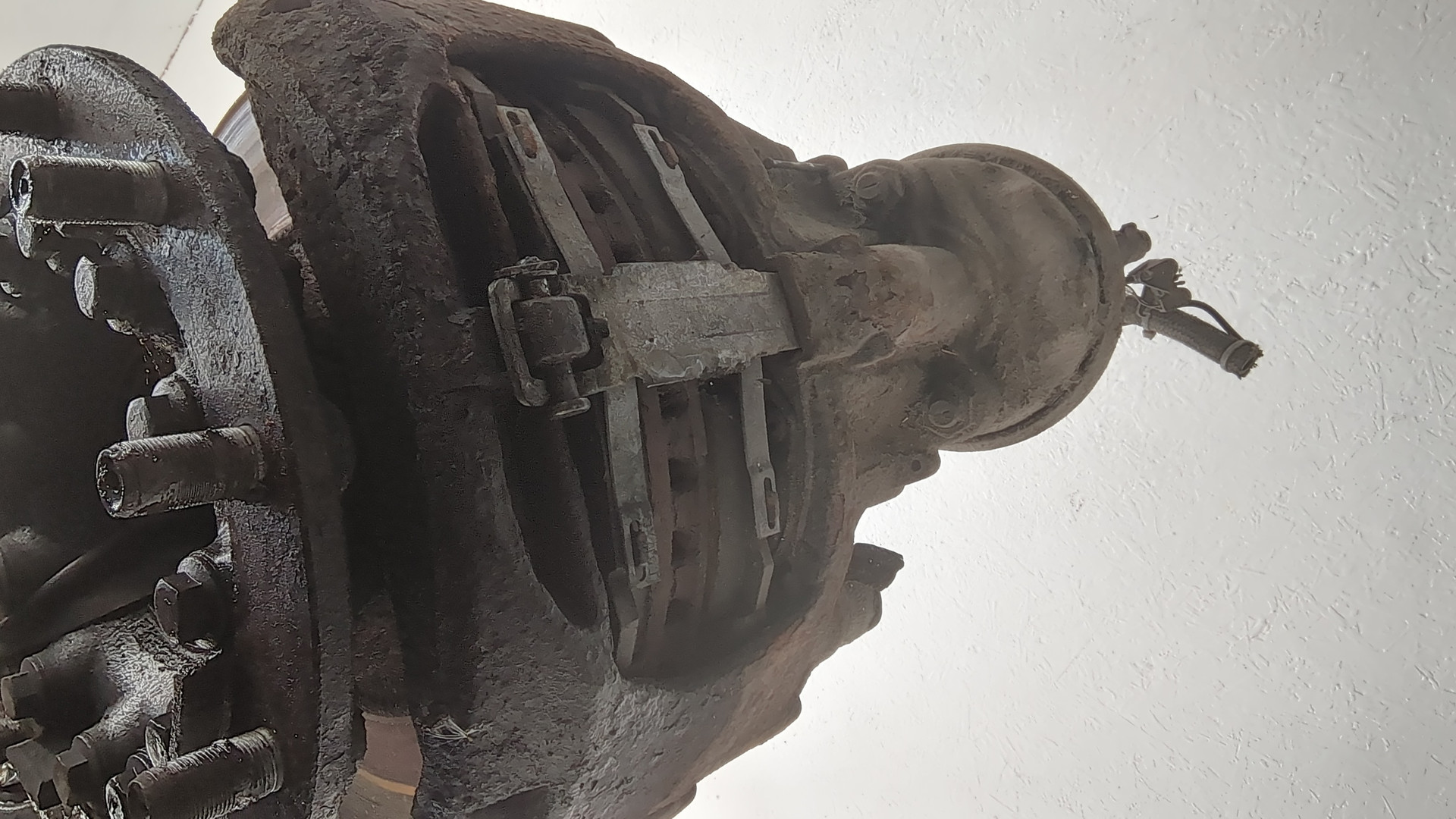 Кулак поворотный передний правый