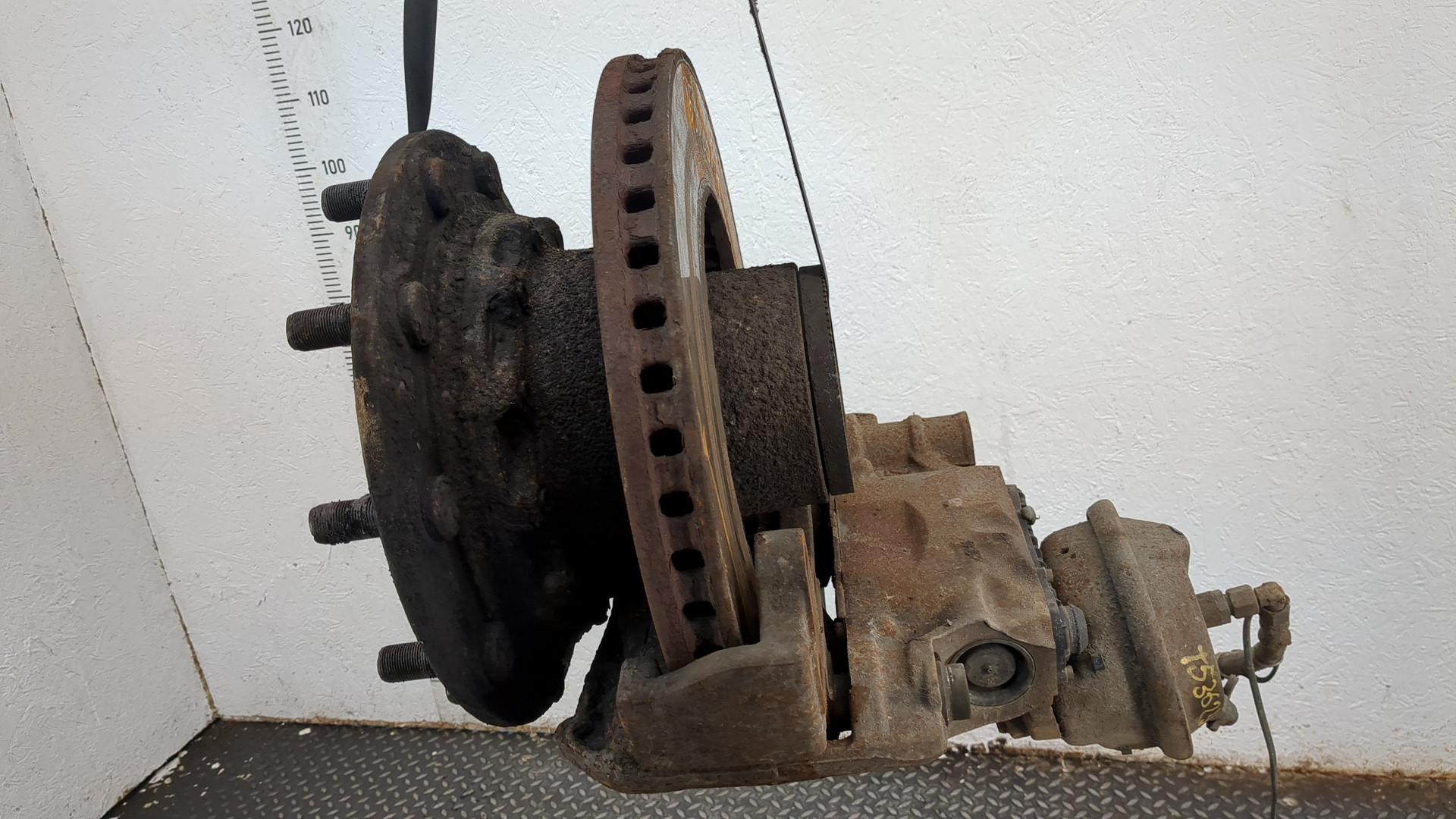 Кулак поворотный передний правый