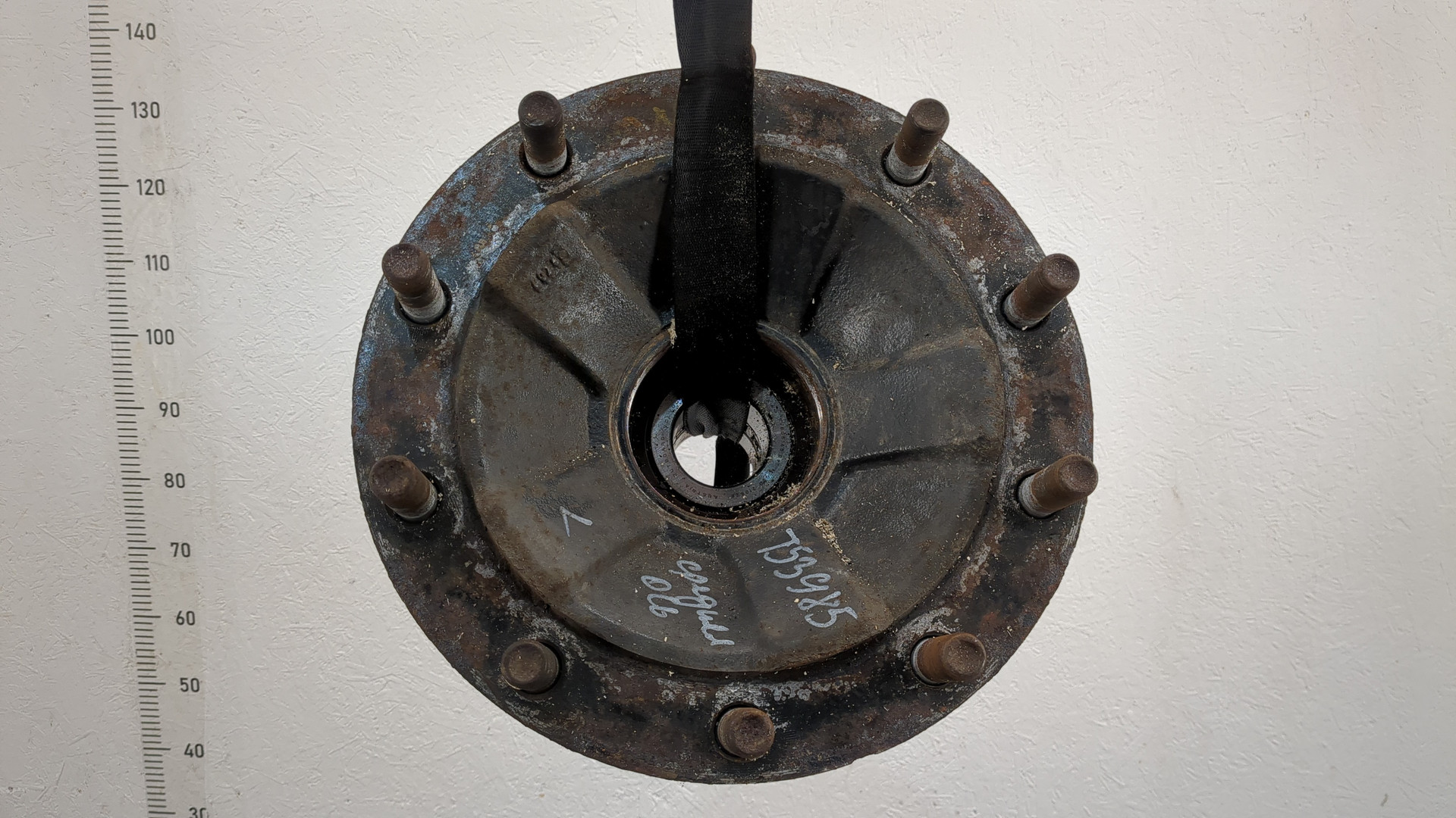 Кулак поворотный передний левый