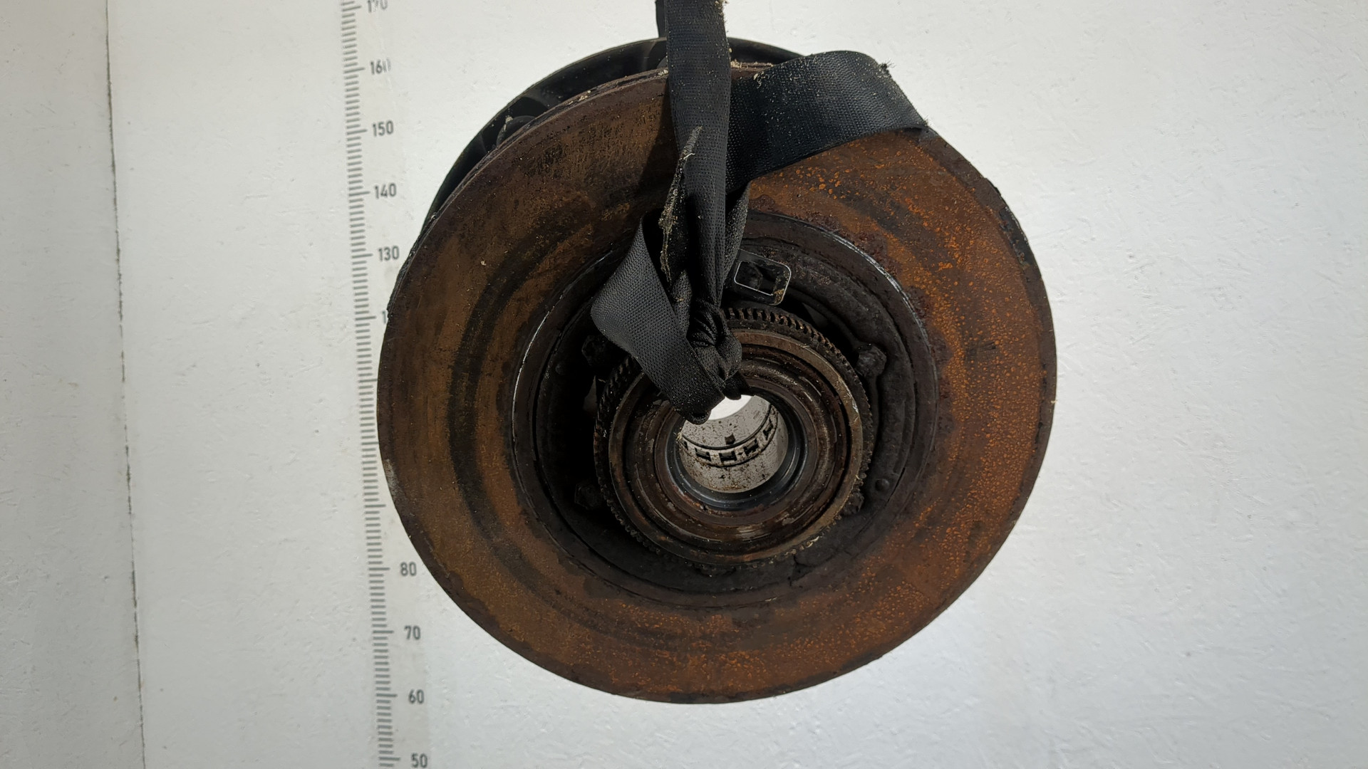 Кулак поворотный передний левый