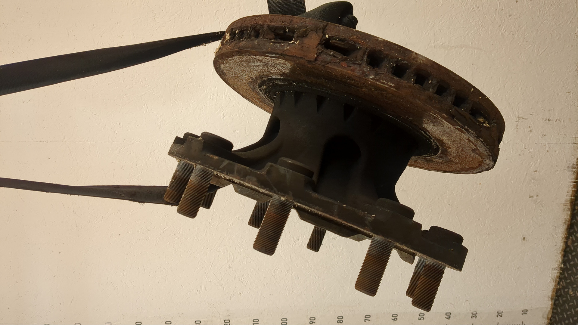 Кулак поворотный передний левый