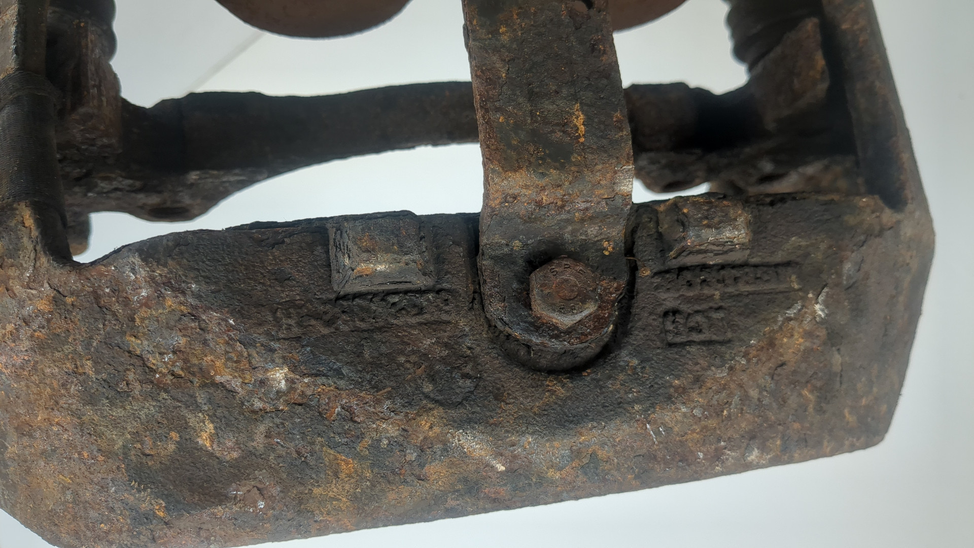 Суппорт задний левый