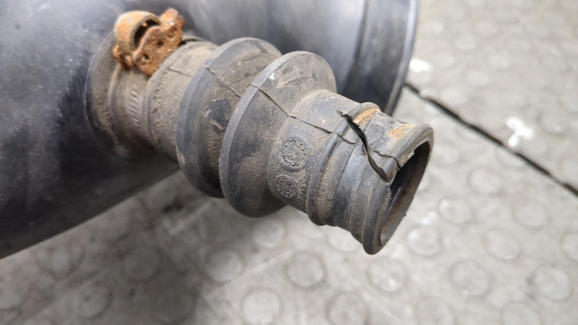 Патрубок воздушного фильтра