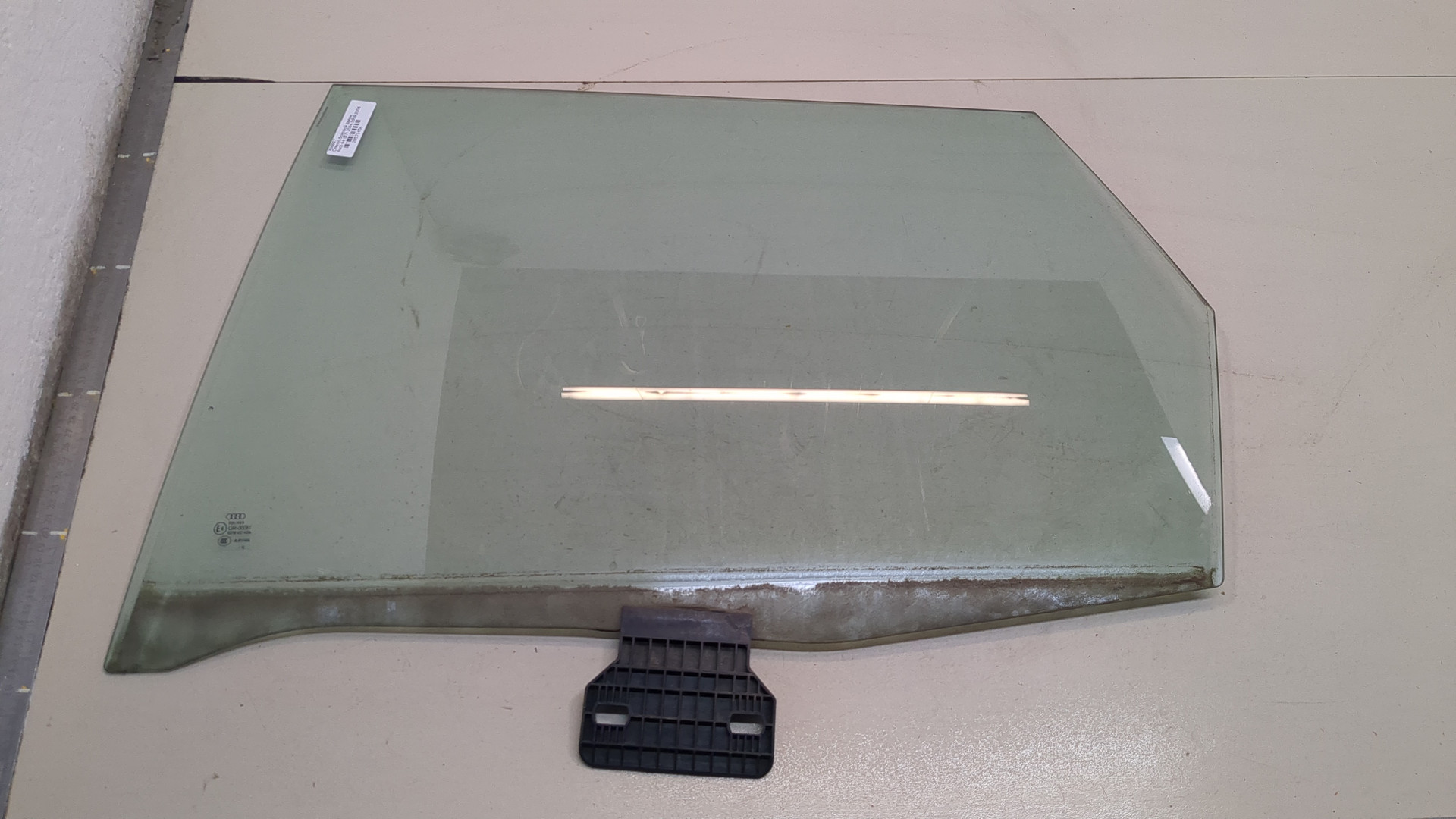 Стекло двери задней левой