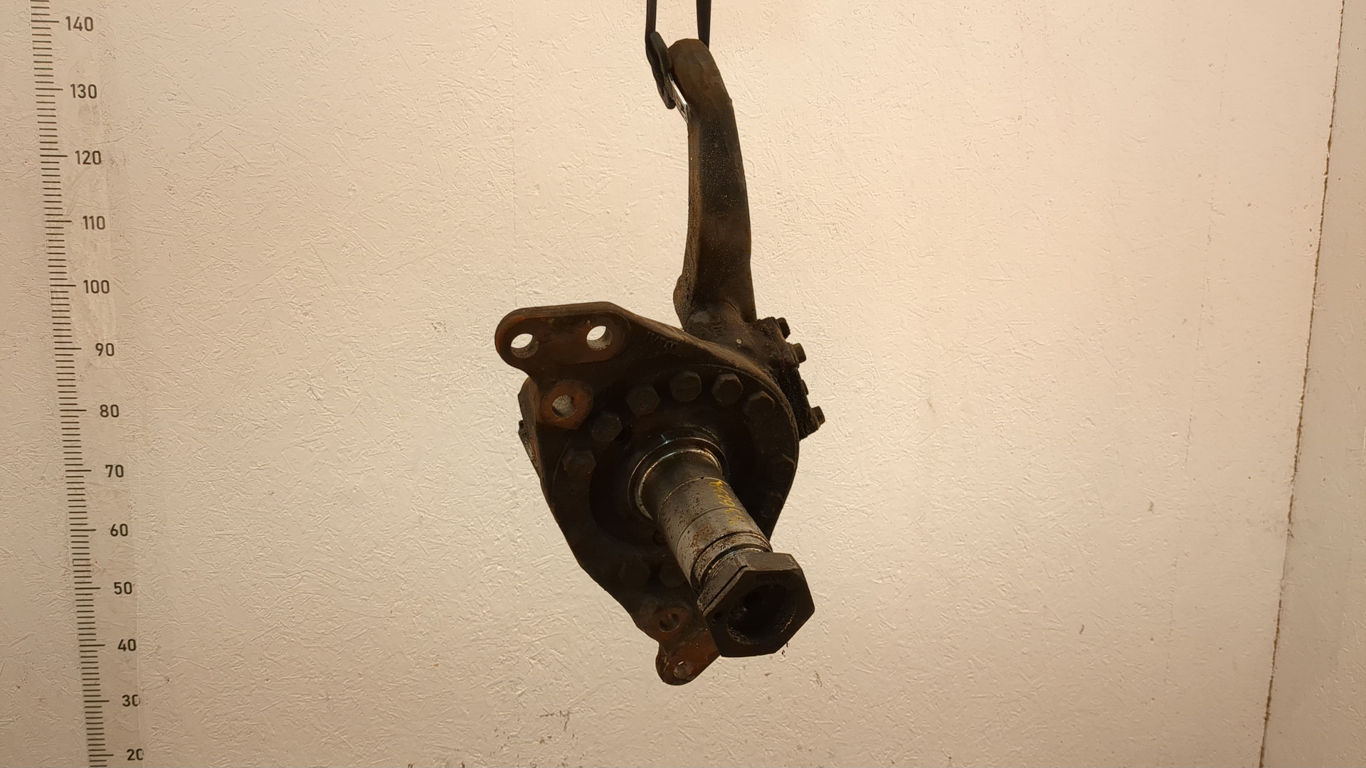 Кулак поворотный передний правый