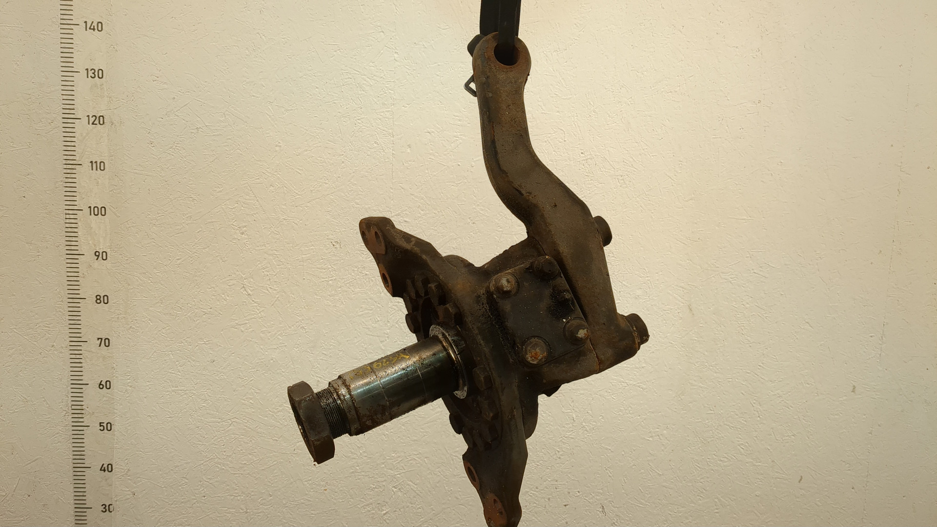 Кулак поворотный передний правый