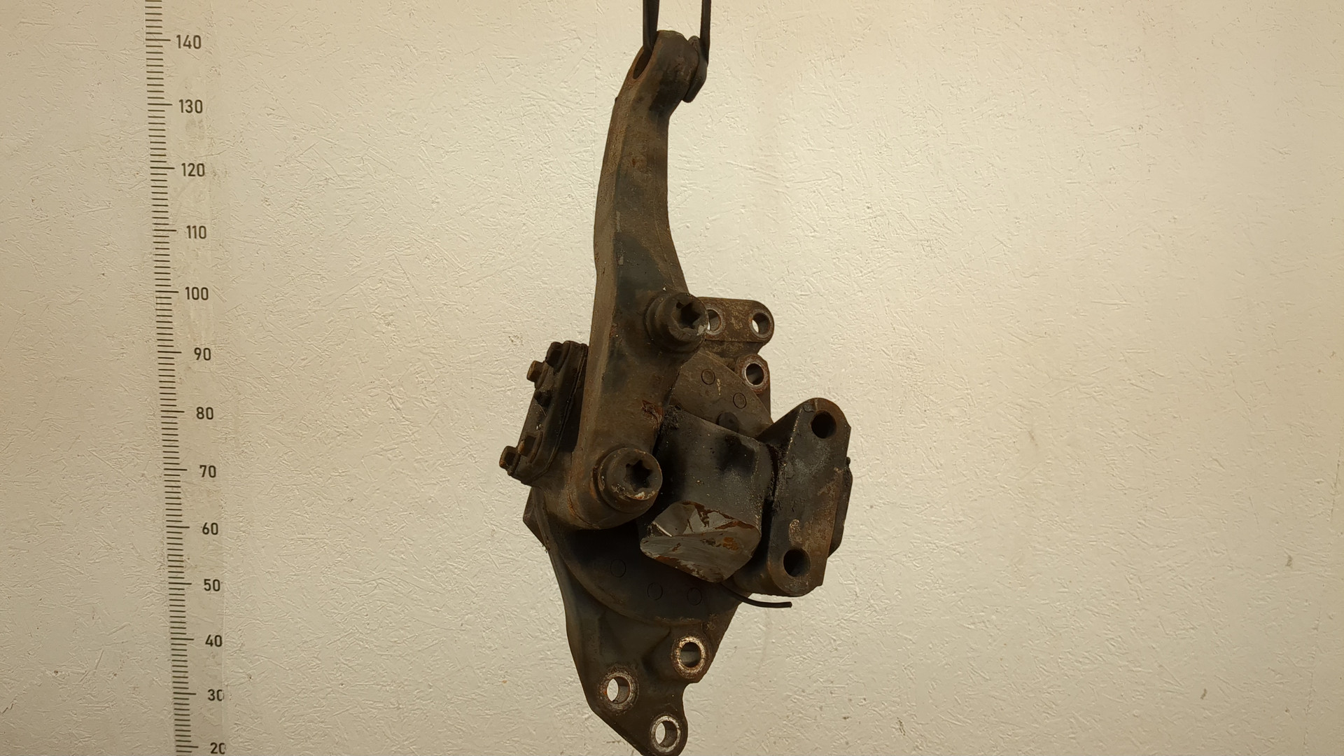 Кулак поворотный передний правый