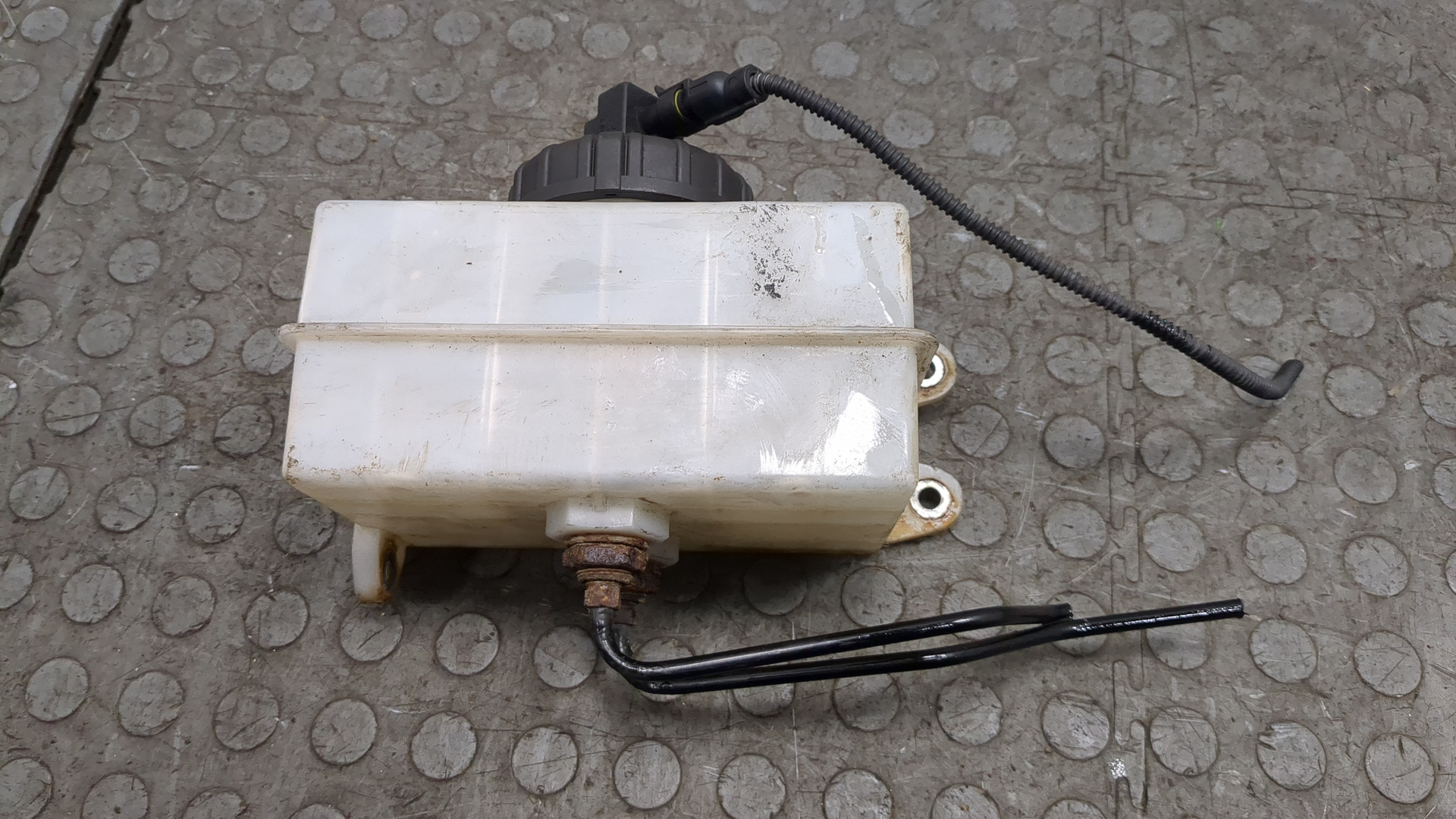 Бачок главного тормозного цилиндра