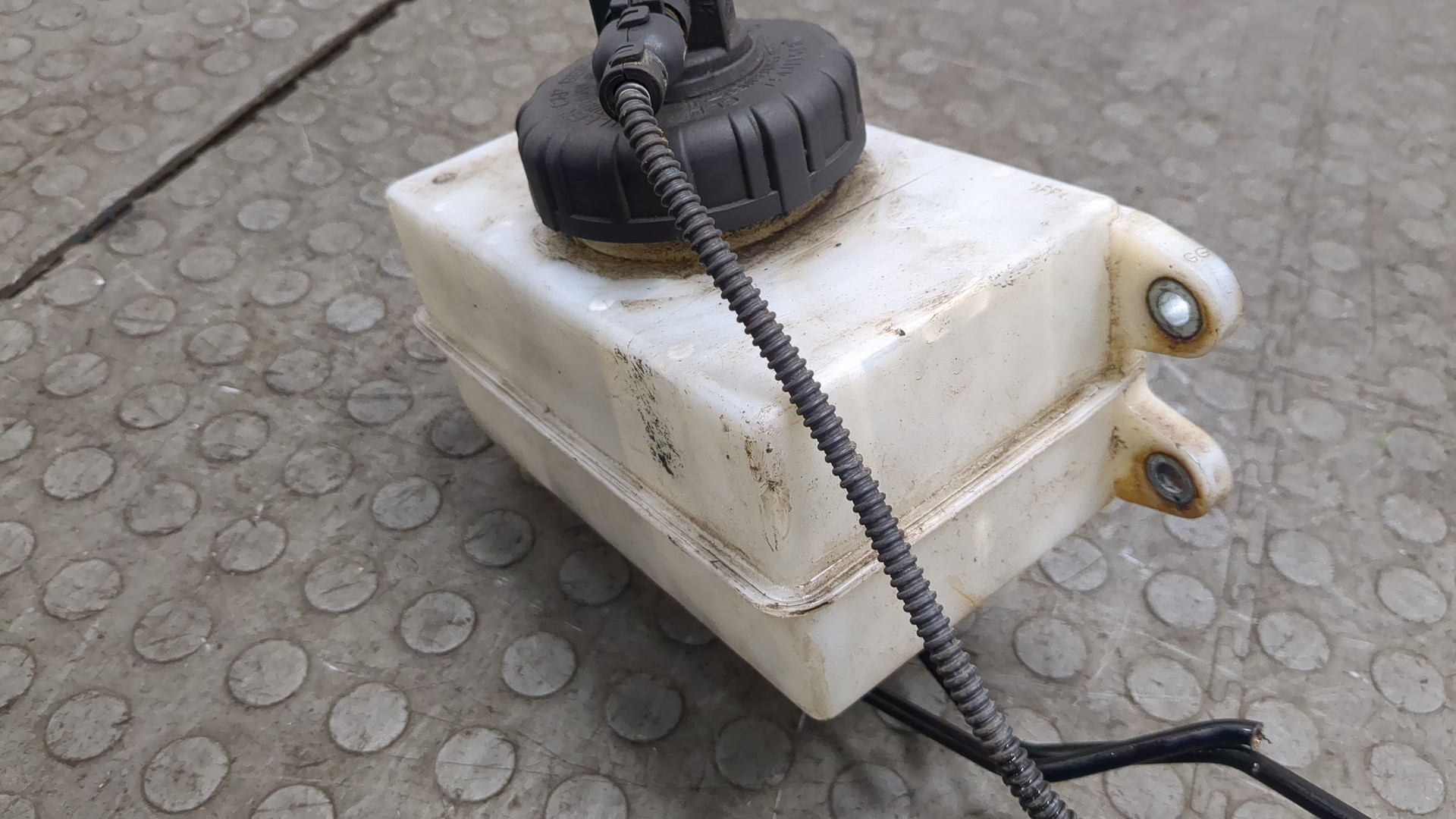 Бачок главного тормозного цилиндра