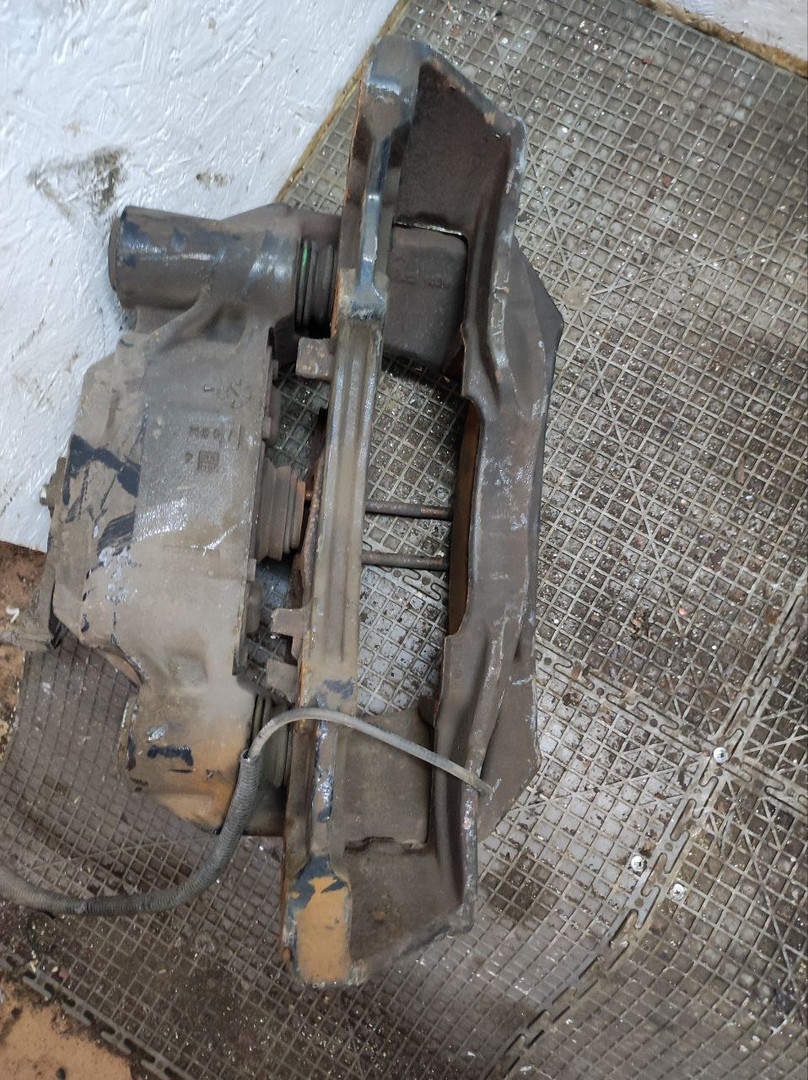 Суппорт передний левый