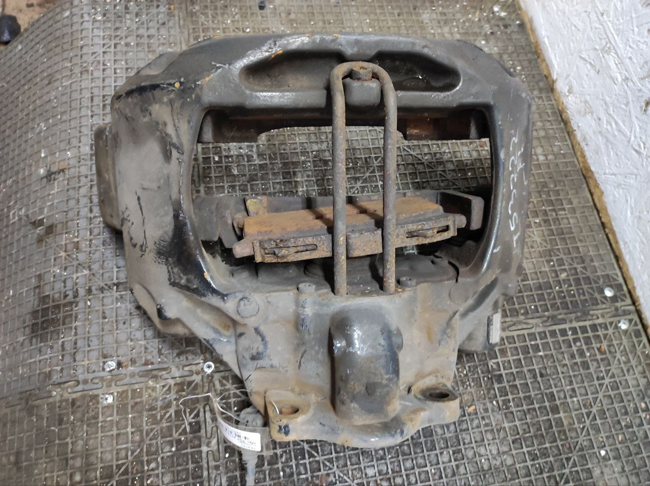 Суппорт передний левый