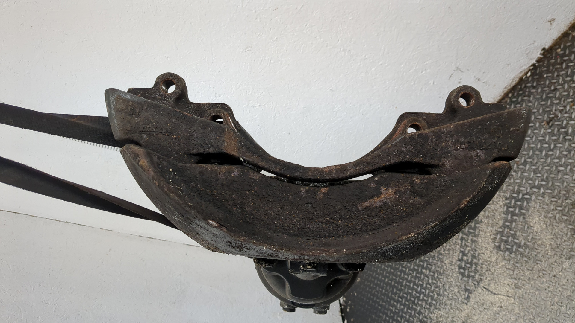 Суппорт задний левый