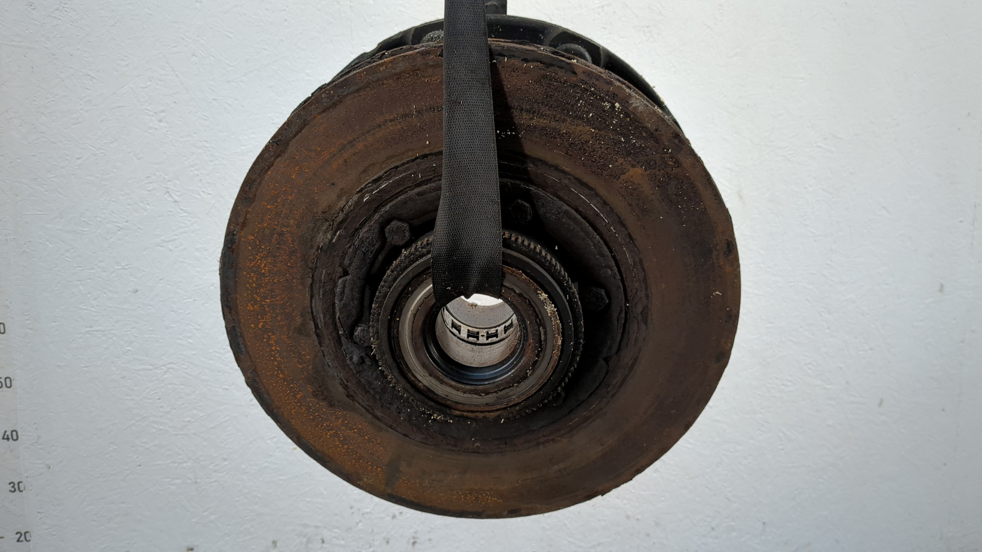 Кулак поворотный передний правый