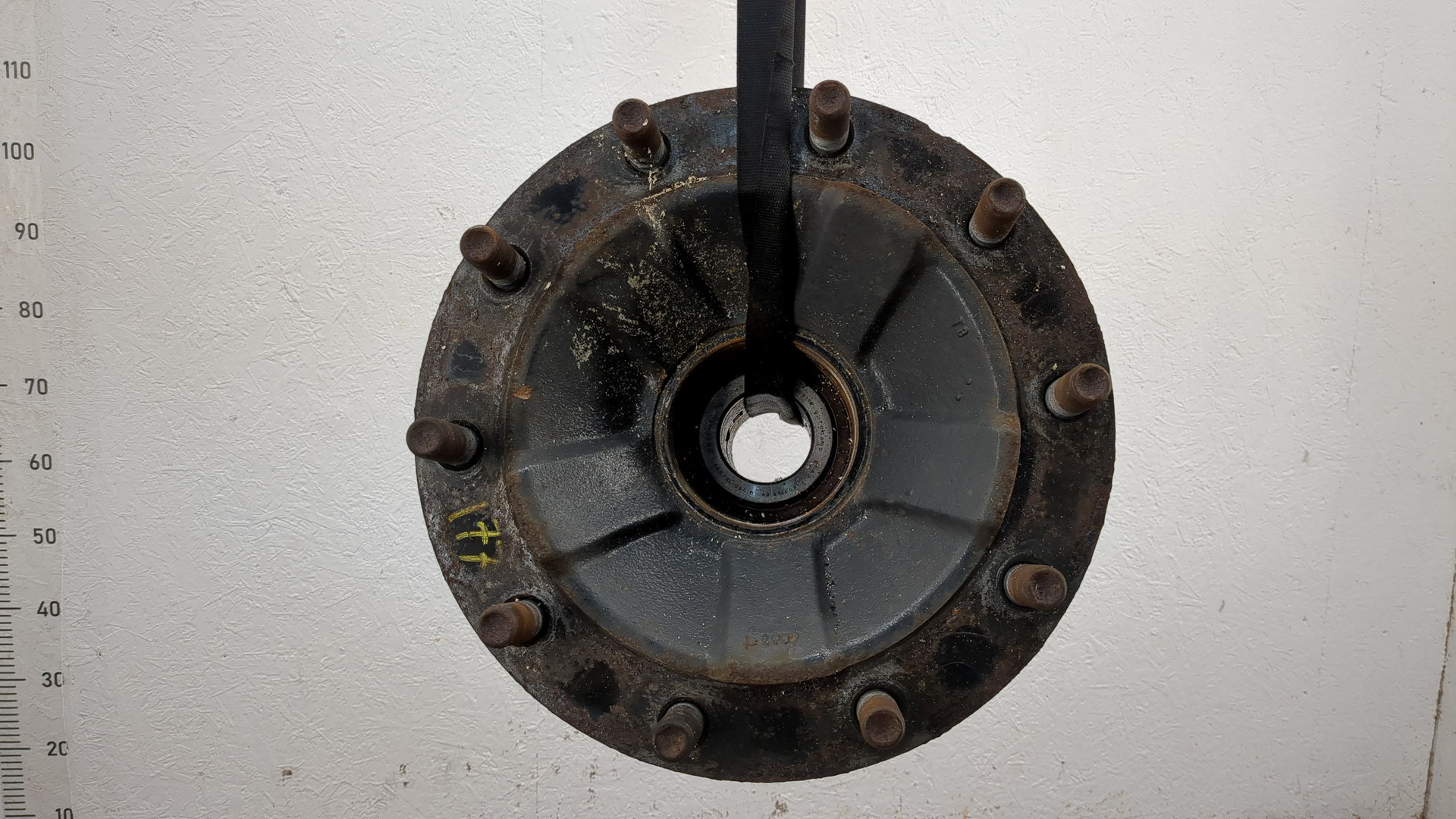 Кулак поворотный передний правый