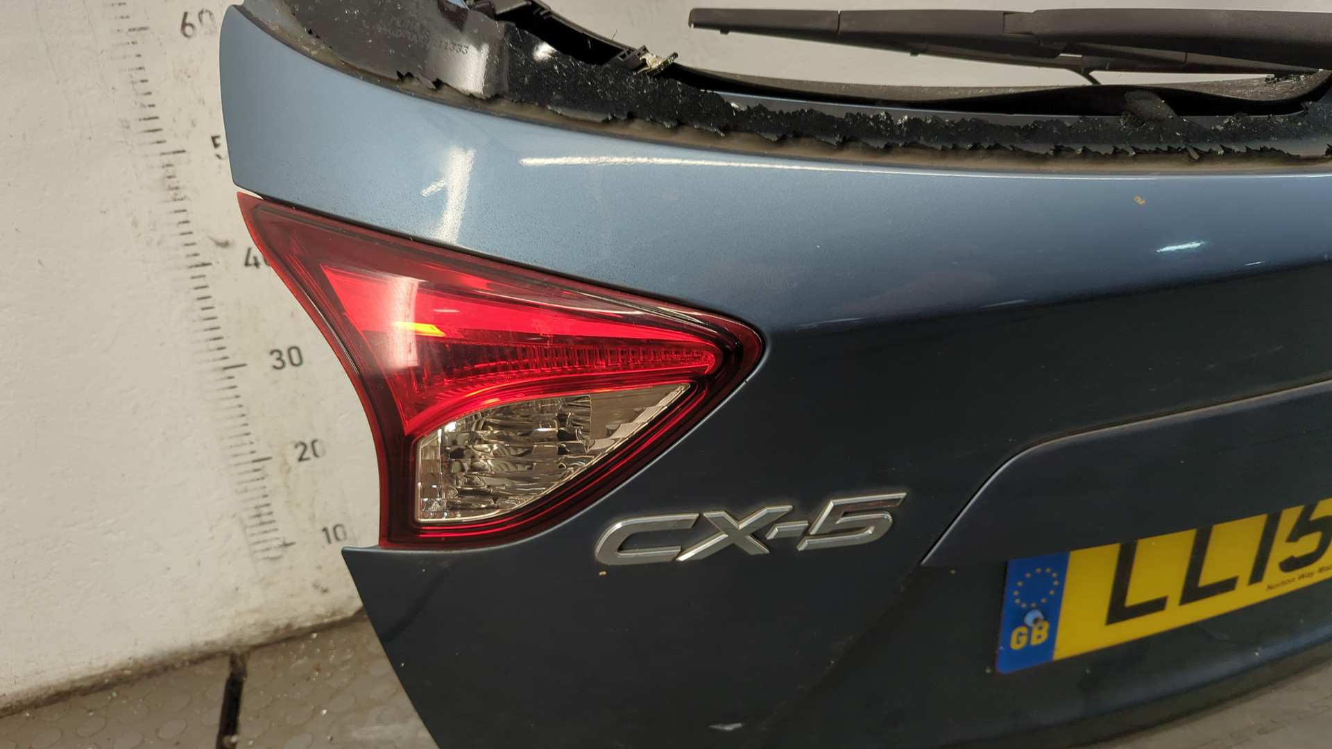 Дверь багажника