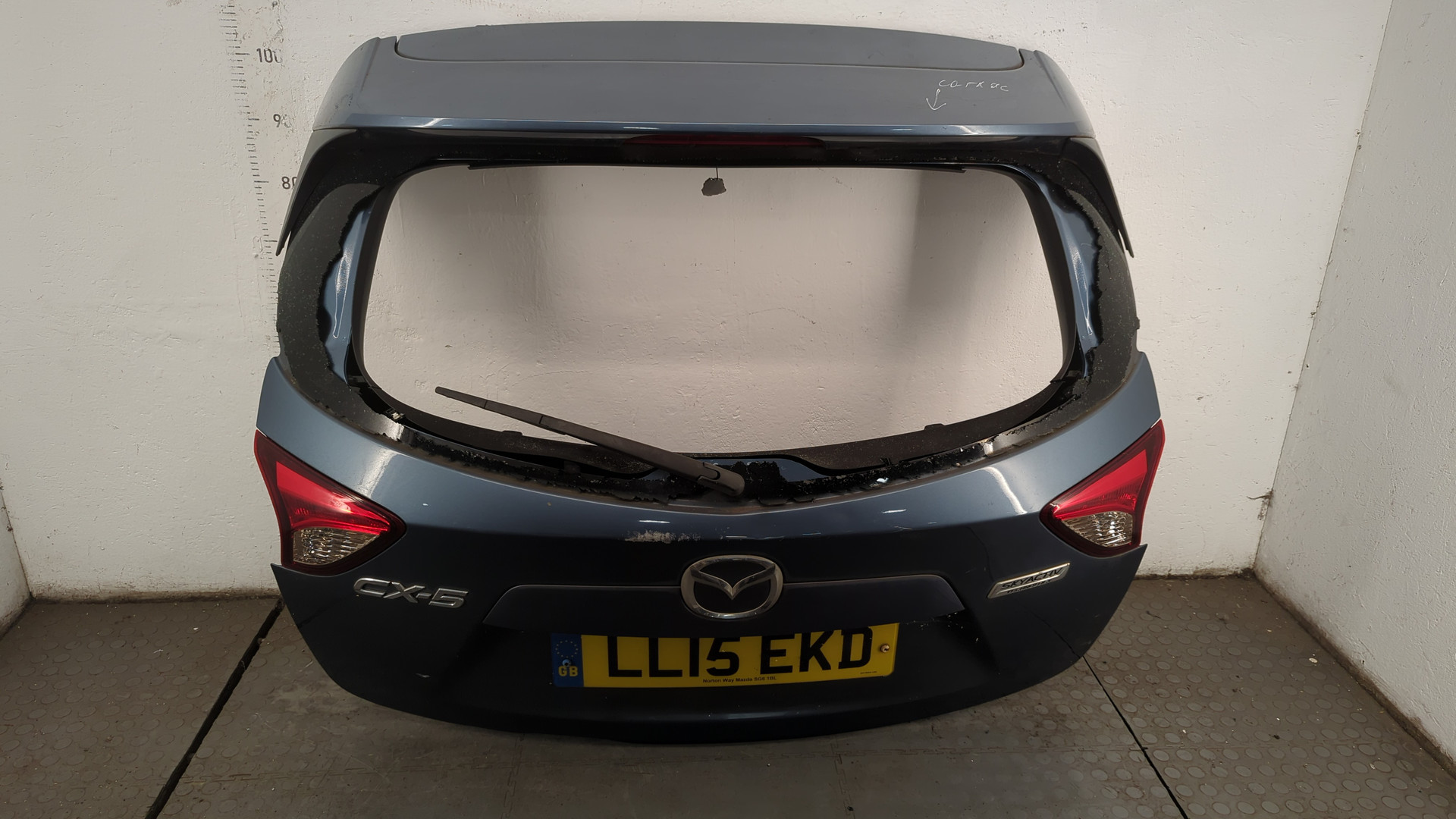 Дверь багажника