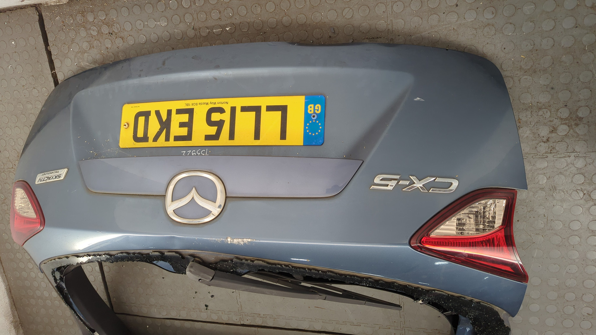 Дверь багажника