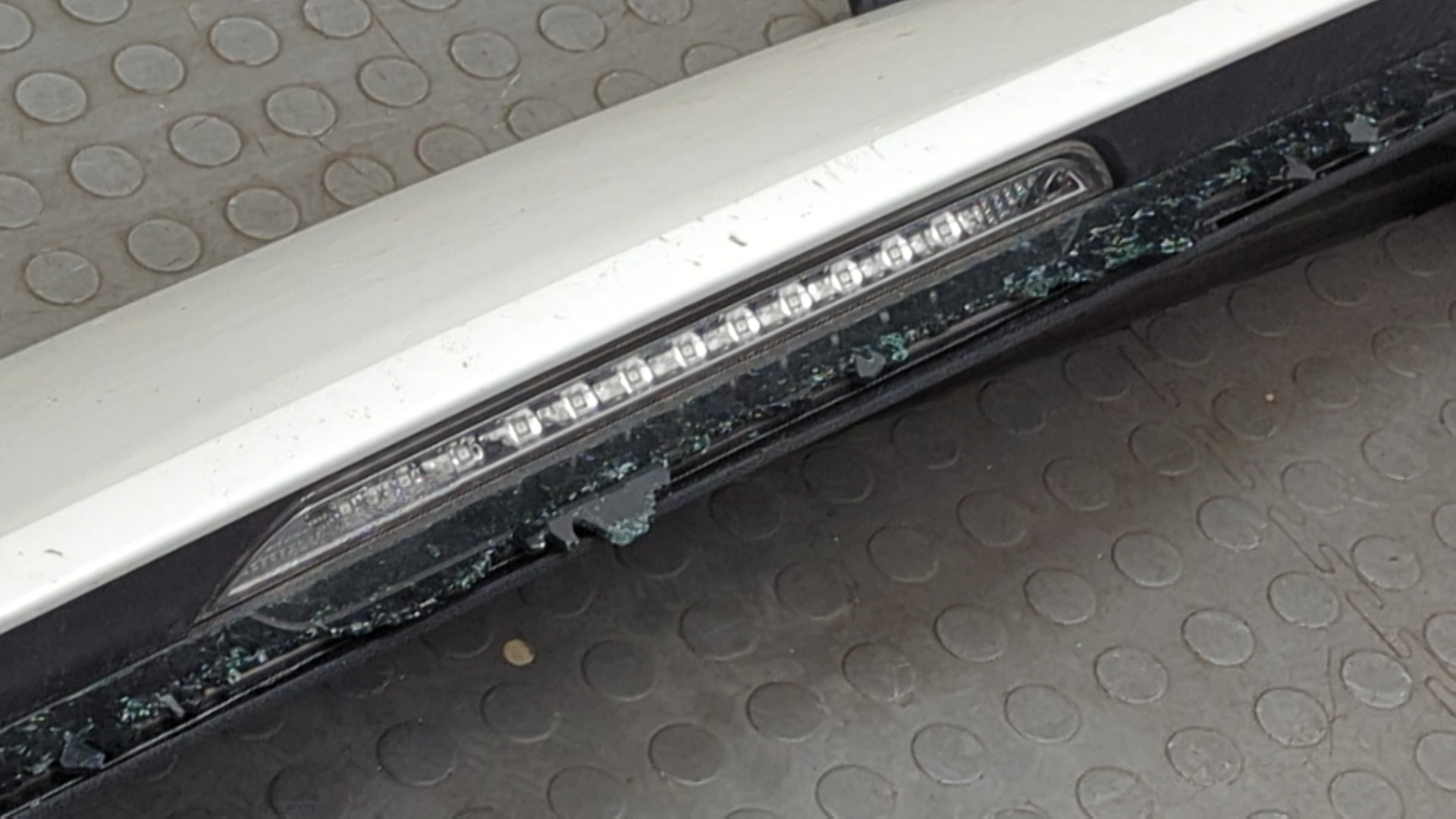 Дверь багажника