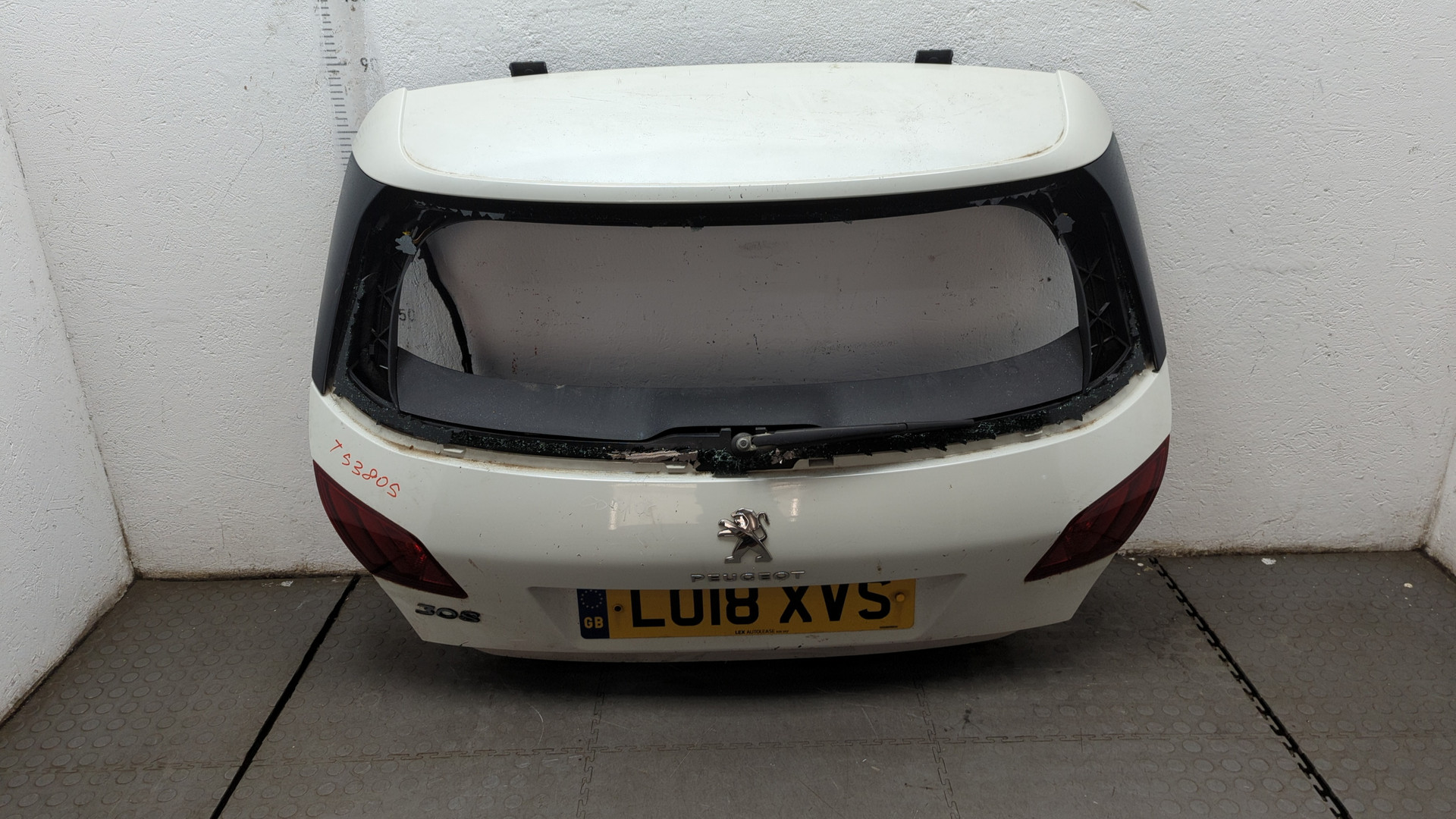 Дверь багажника