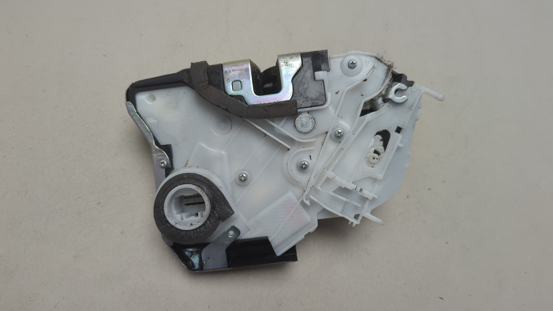 Замок двери передней правой