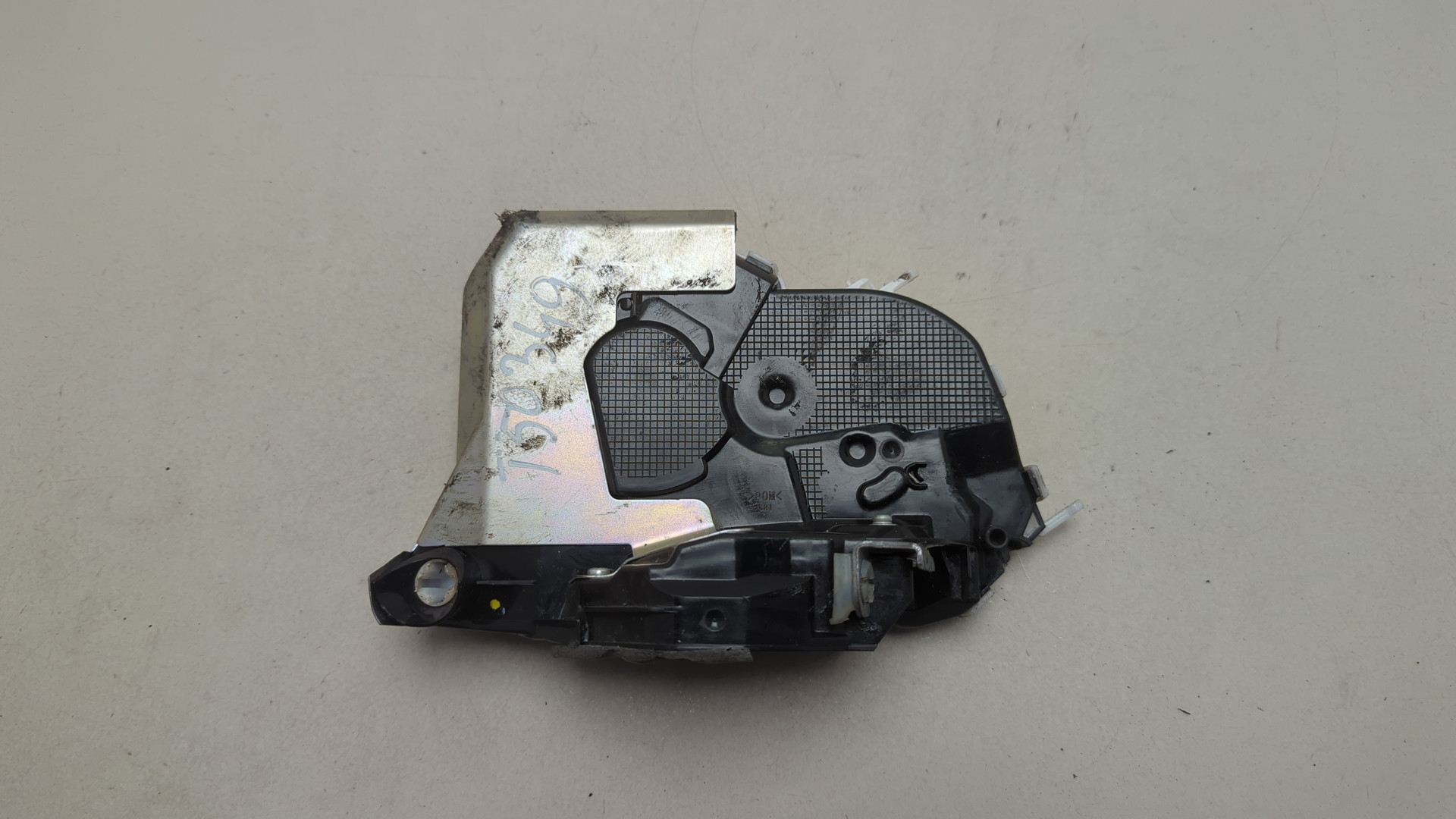 Замок двери передней правой