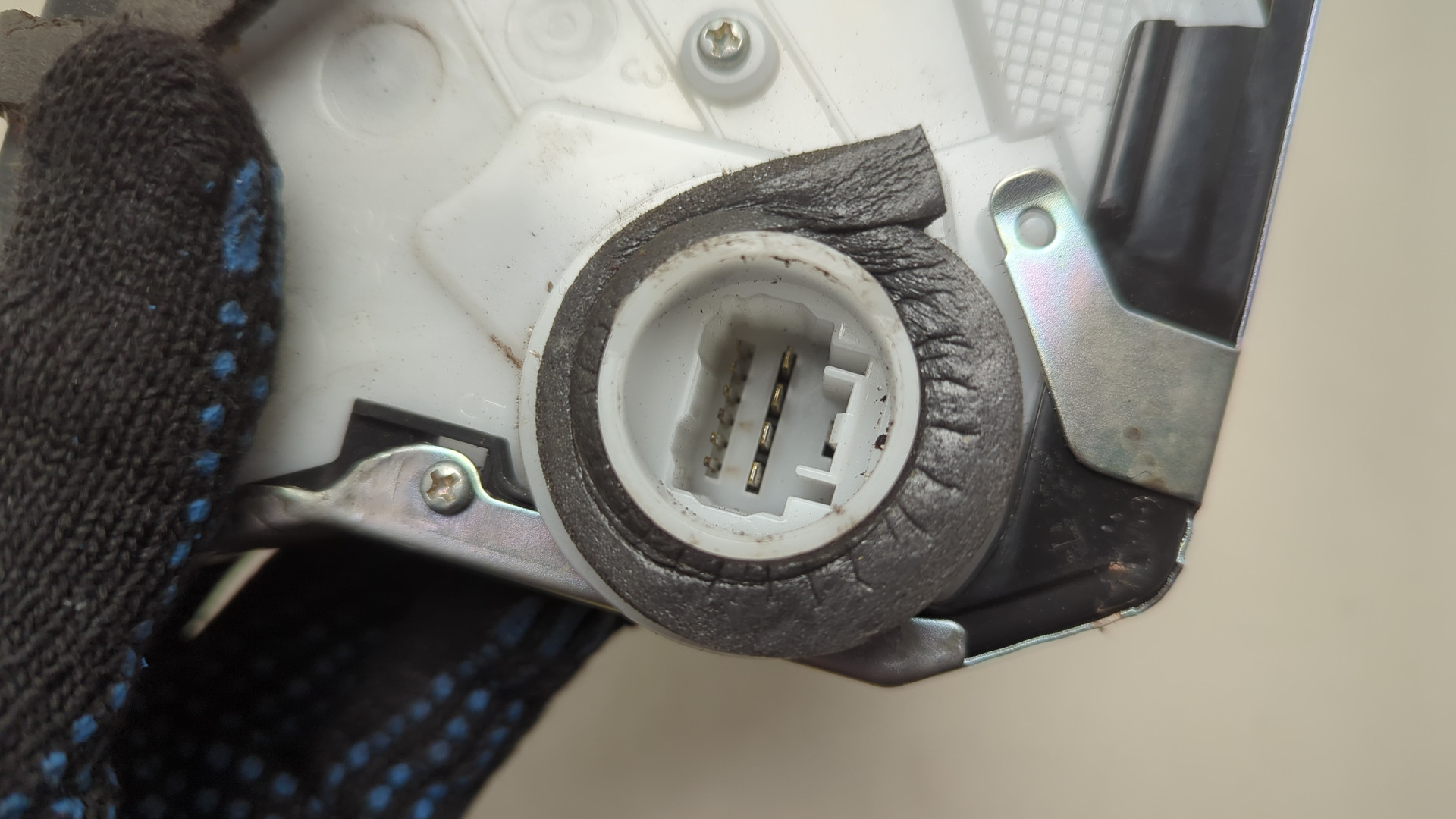 Замок двери передней правой