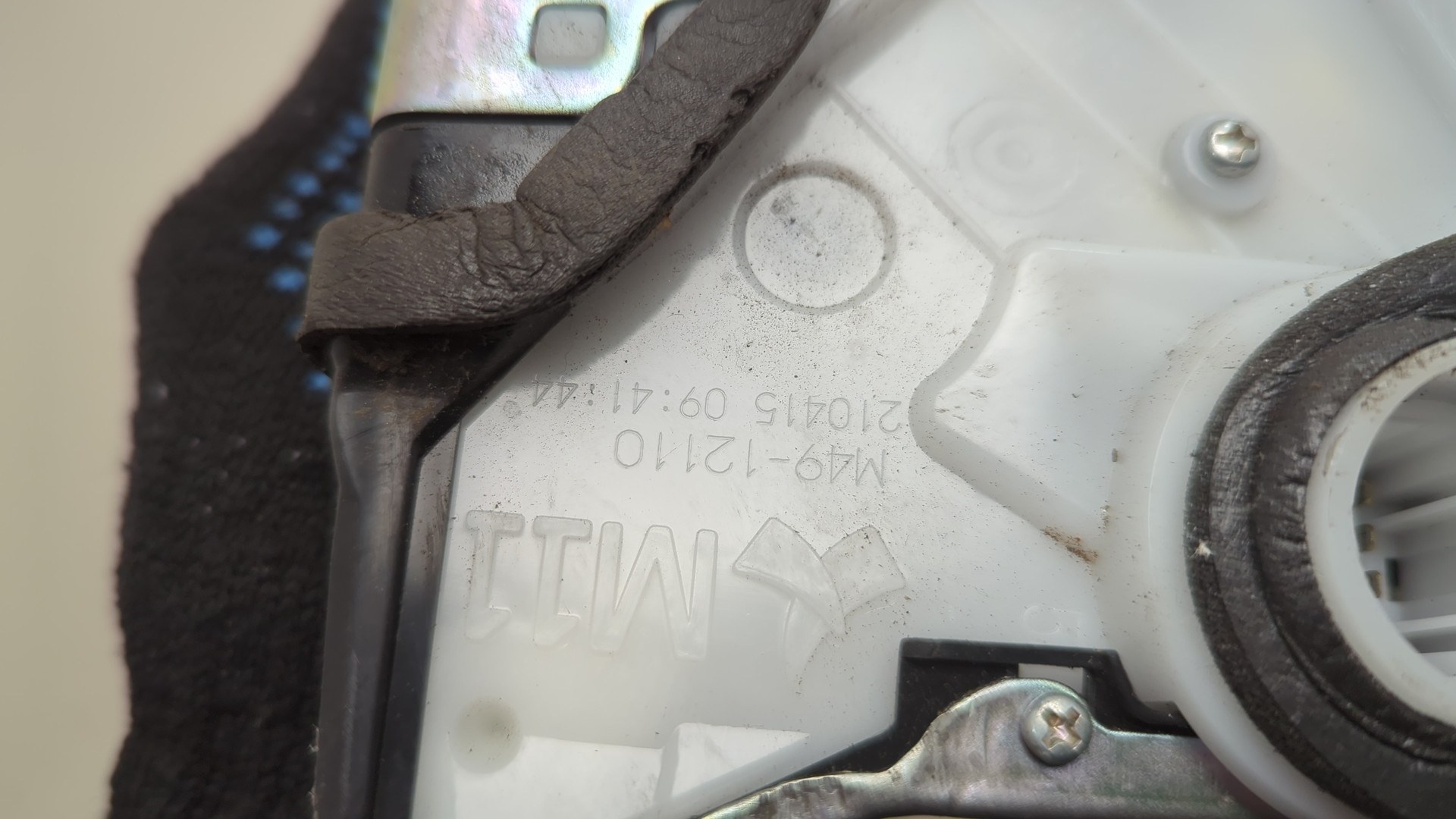 Замок двери передней правой