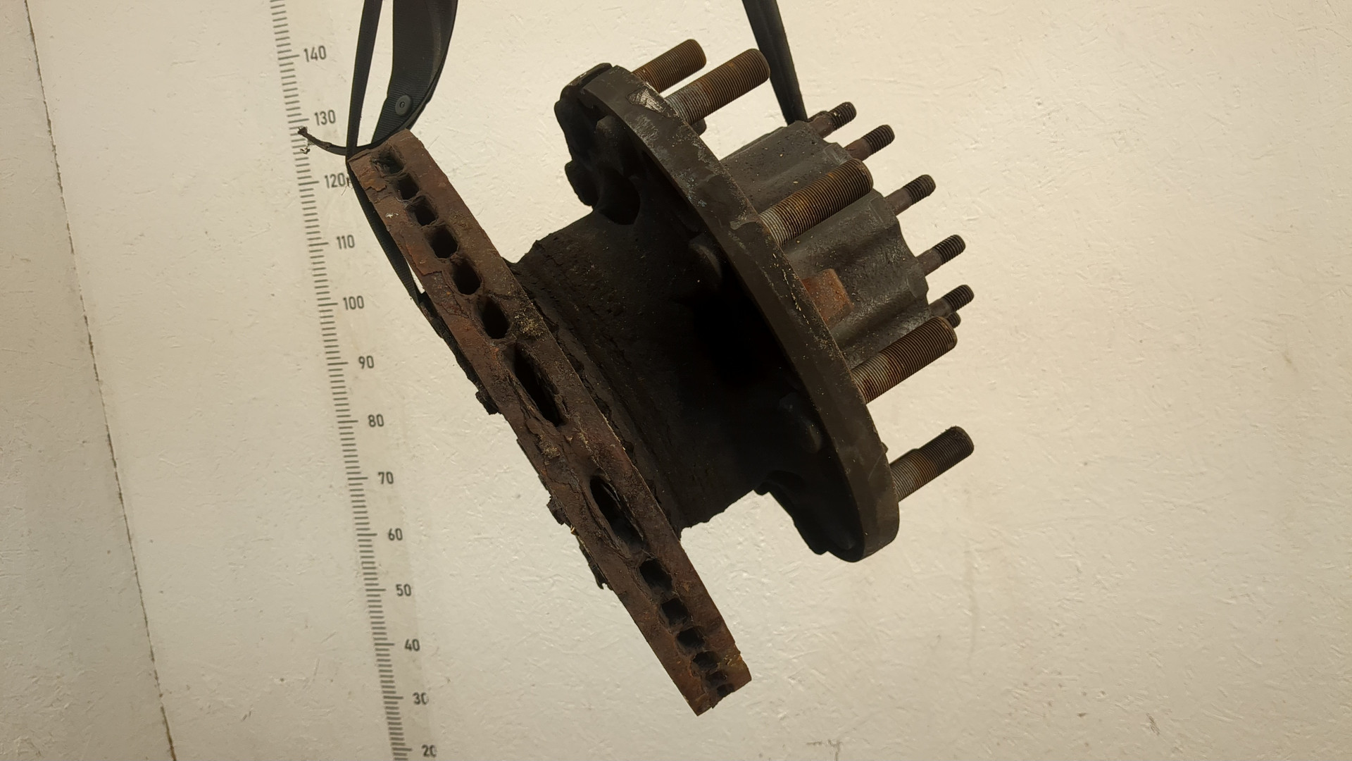 Кулак поворотный задний левый