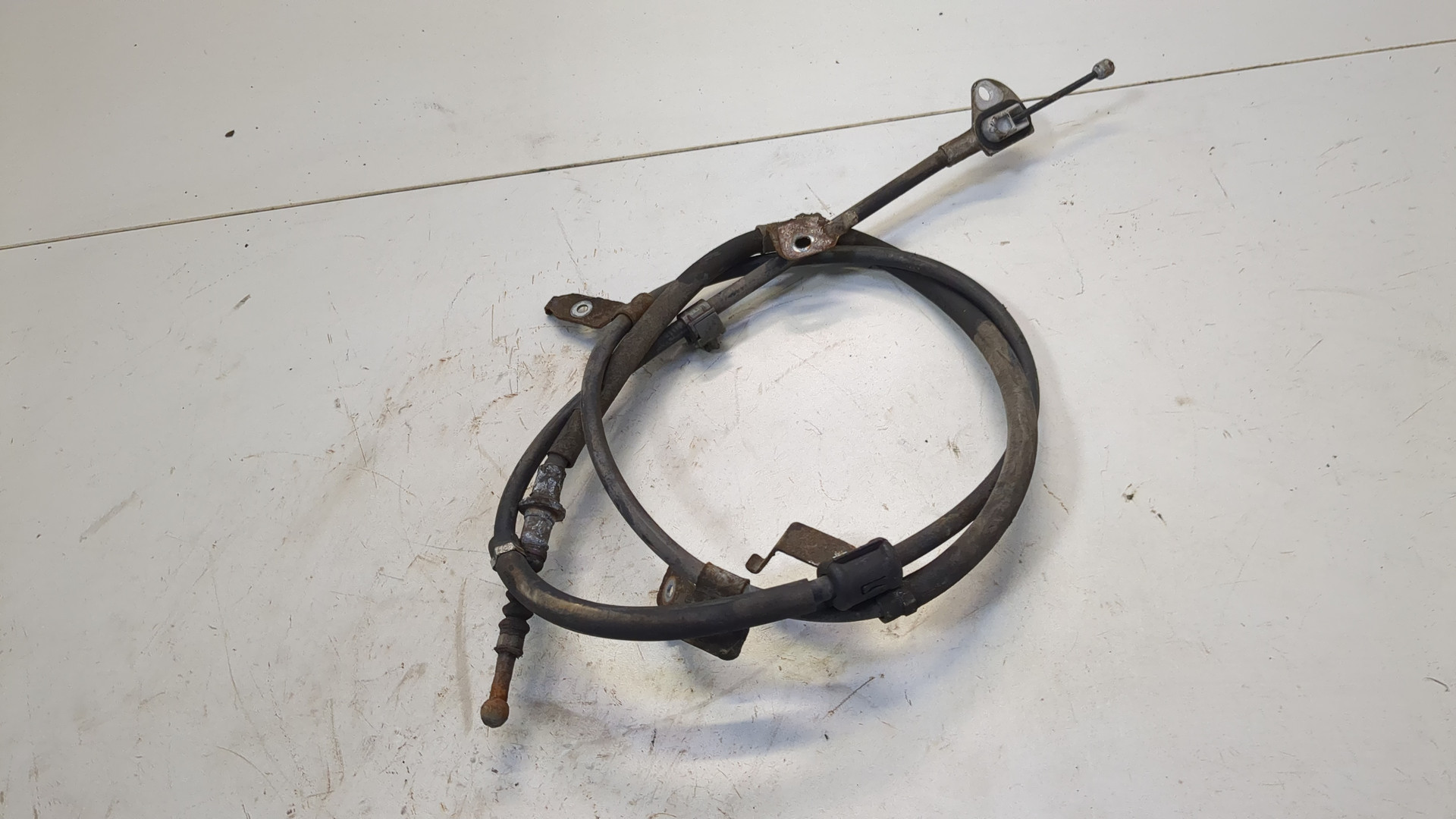 Трос стояночного тормоза